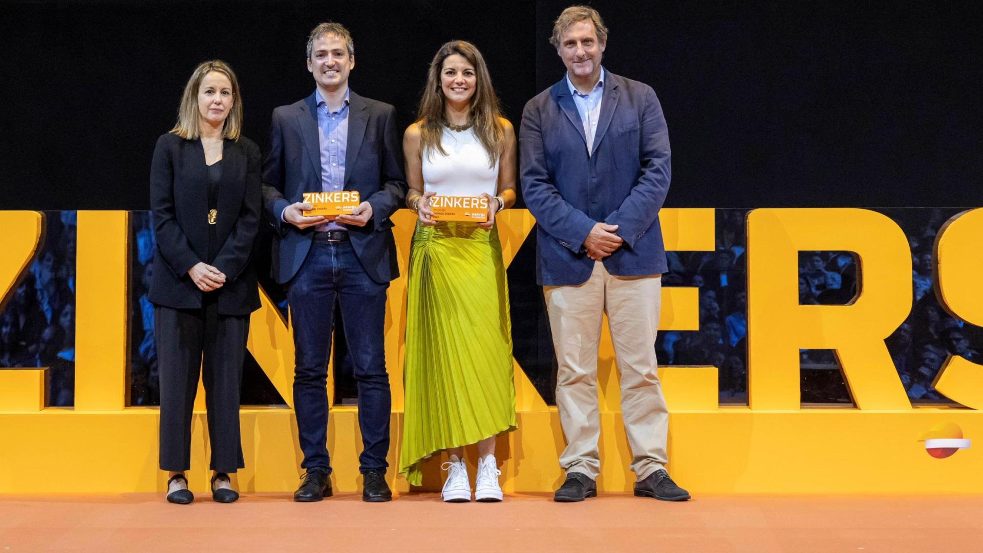 Los docentes Diego San Martín (Miravalles-El Redín) y Carmen Abián (Centro La Ribera), con los premios