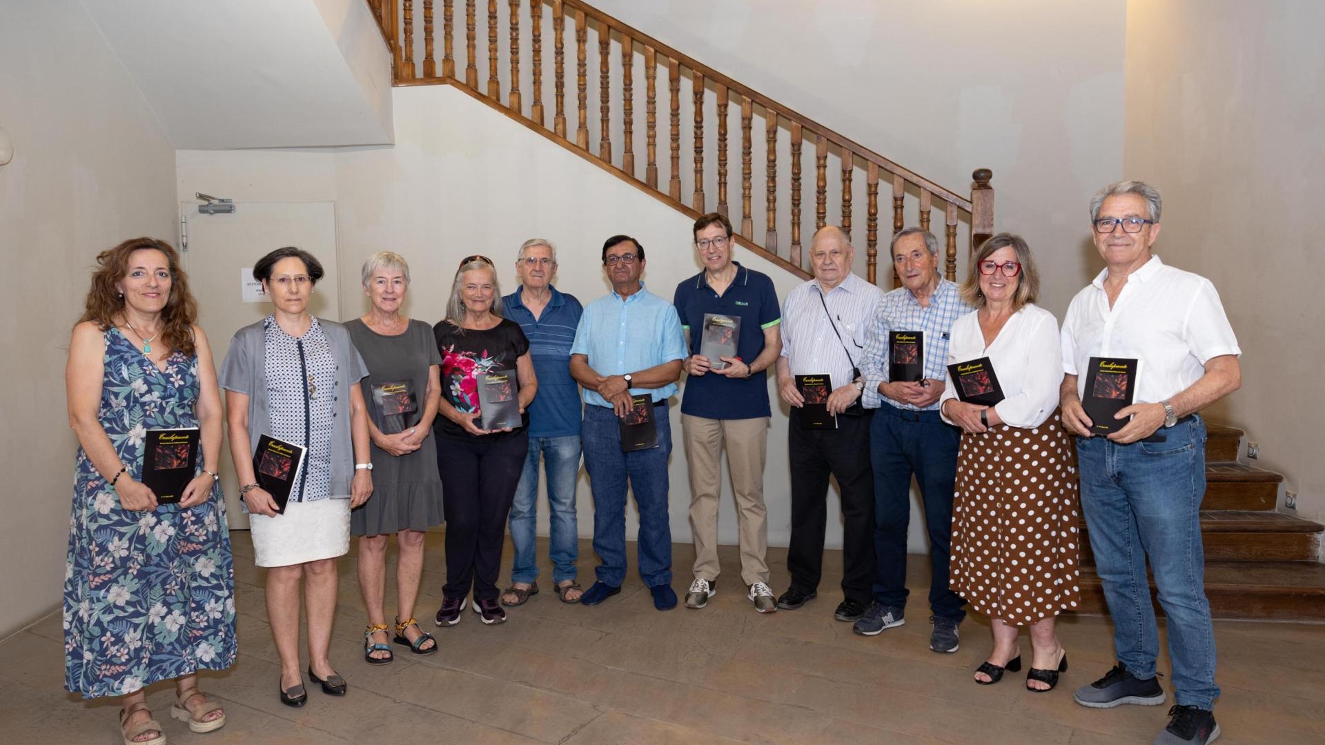 De izquierda a derecha, los miembros del Grupo Literario Traslapuente Elena Sánchez Brun, Carmen Fernández Cabrera, Maite Sanz Gallego, Milagros Rubio Salvatierra, Manuel Arriazu Sada, Roberto Simón Romano, Rafael Rodríguez Natera, Alejandro Ros Satrustegui, Andrés Zardoya Antón, Beatriz Chivite Arbeitz y Pepe Alfaro Calvo