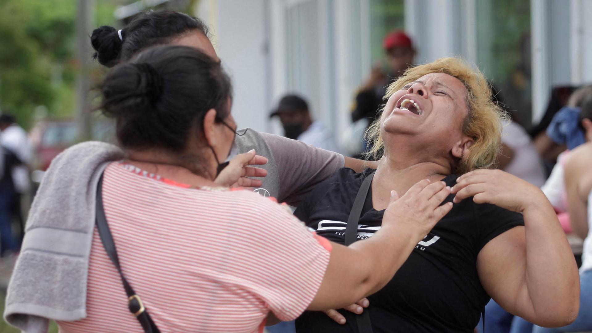 Una familiar de una de las fallecidas en la cárcel de Honduras