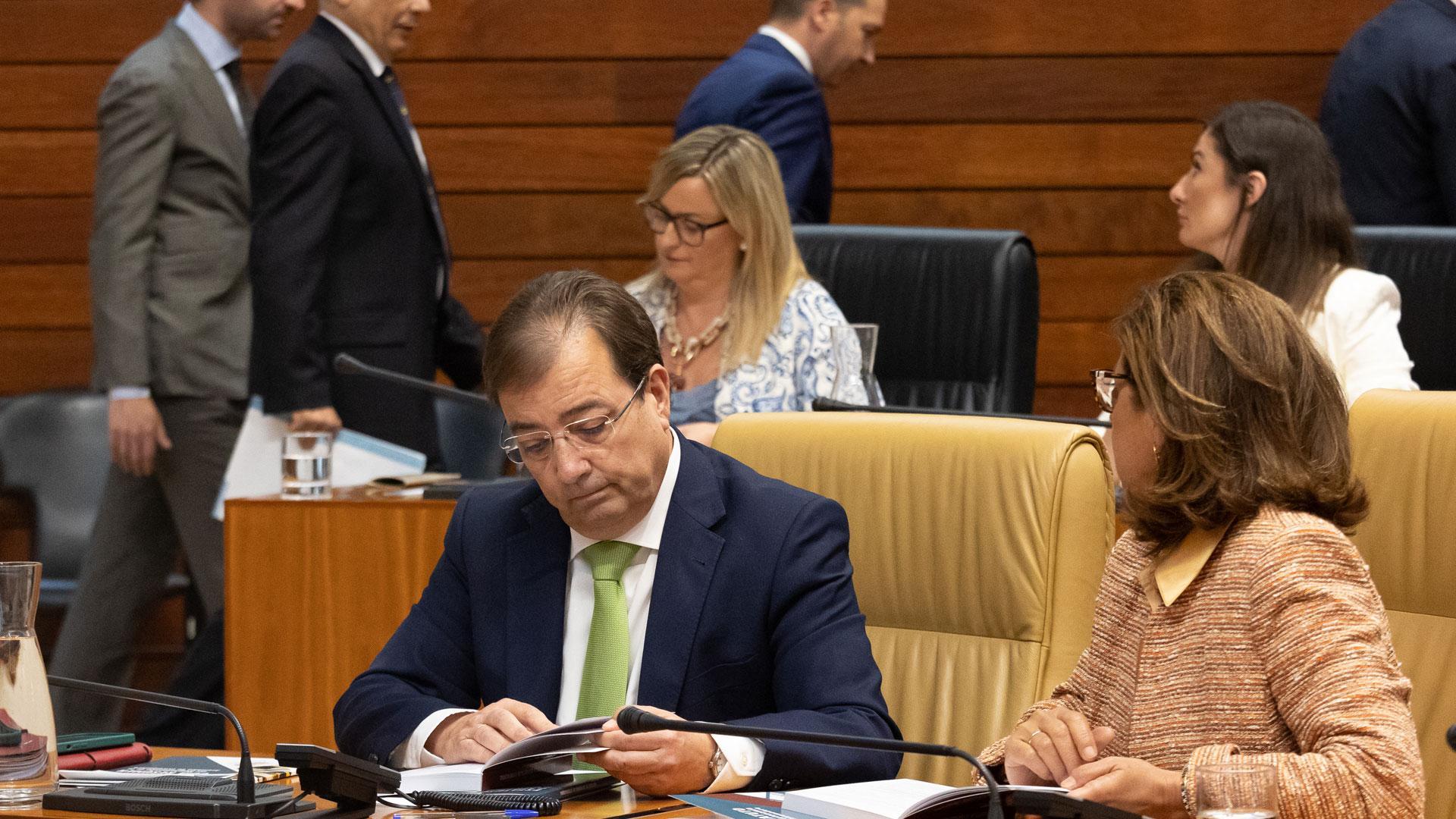 El presidente en funciones de la Junta de Extremadura, Guillermo Fernández Vara, durante la constitución de la Asamblea de Extremadura
