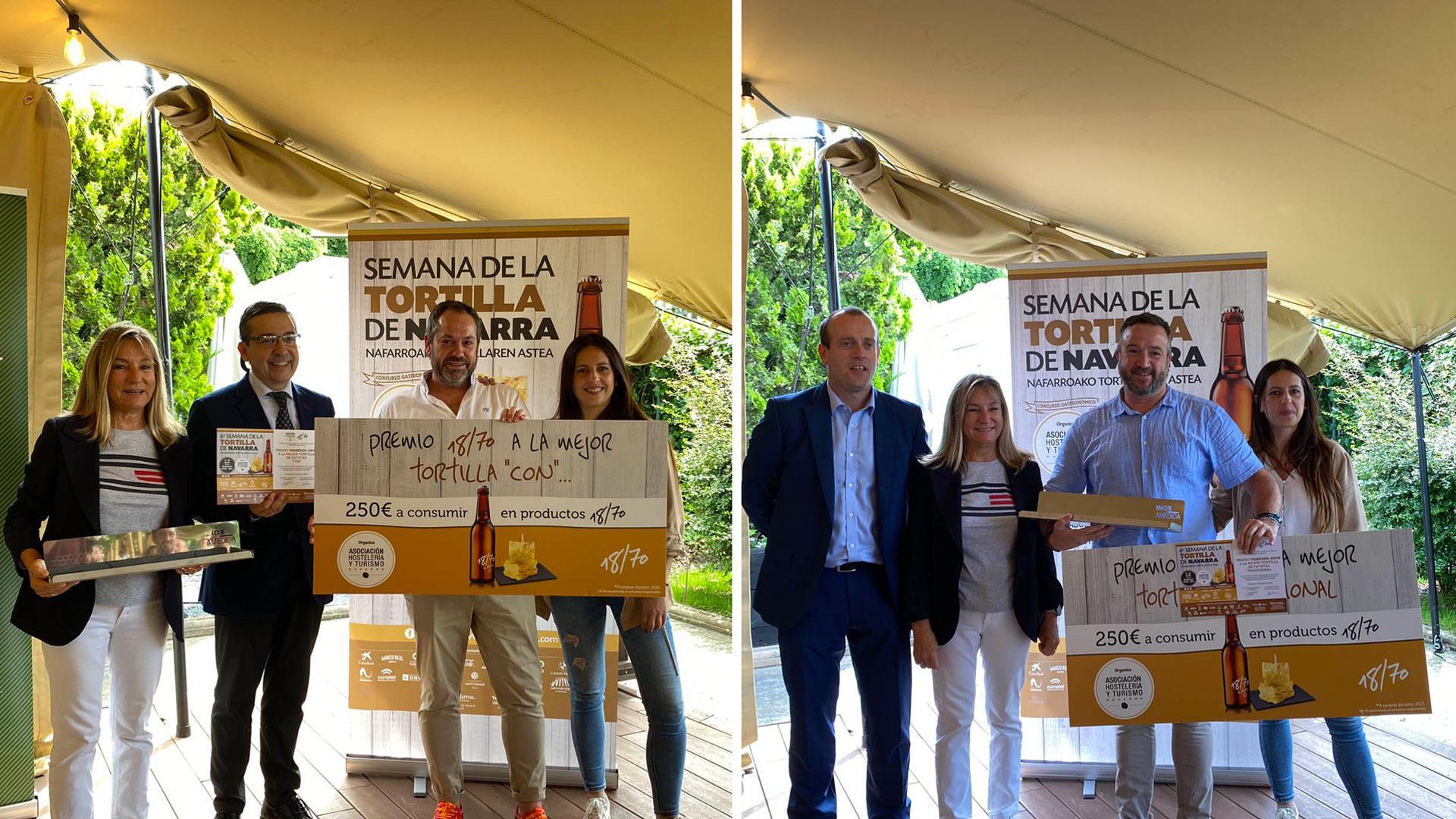 Representantes del Bar La Catedral de Tudela (izda.) y de la Cafetería Elizalde de Pamplona, ganadores de la 6ª Semana de la Tortilla de Navarra