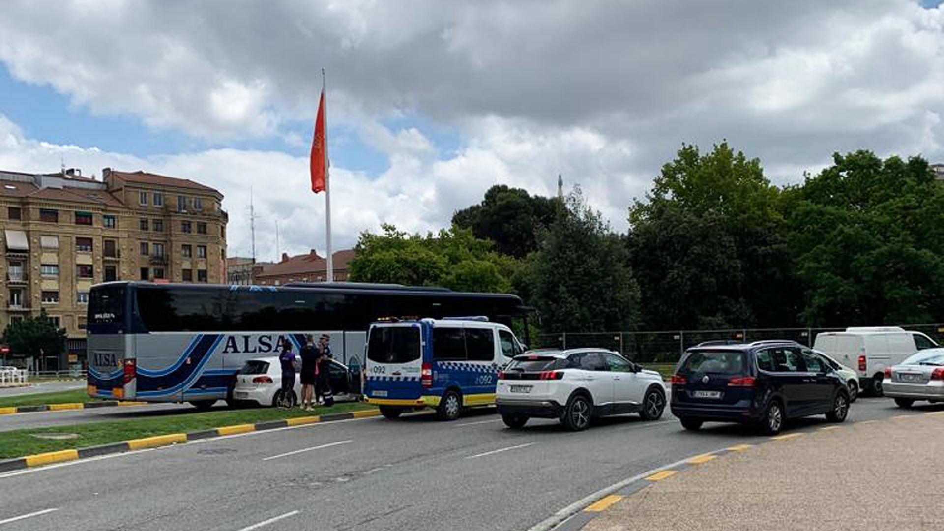 Un vehículo de la Policía Municipal junto al autobús y el coche tras la colisión