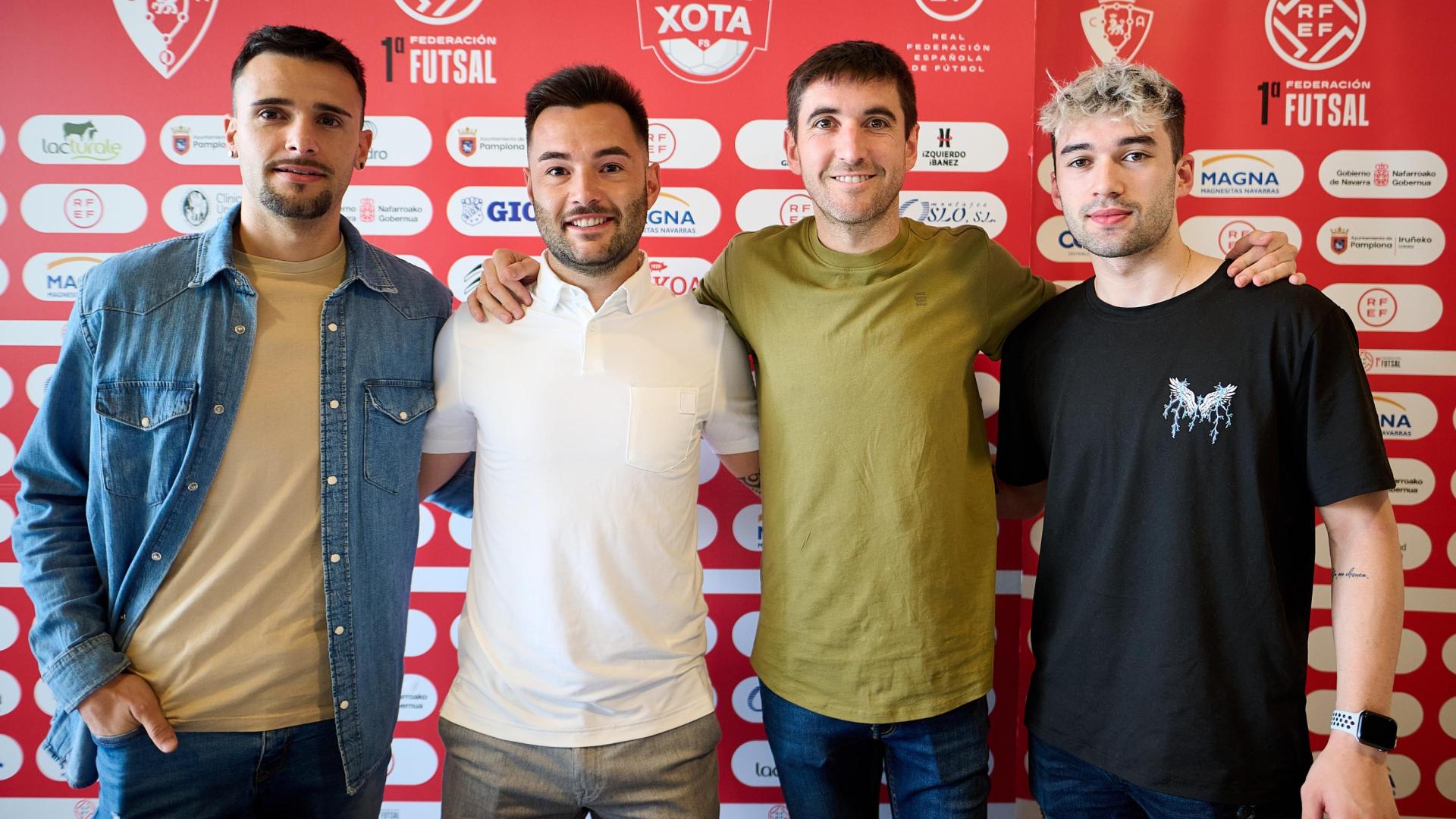 Dani Saldise (segundo por la izda.) posa junto a sus compañeros Asier Llamas, Roberto Martil y Ion Cerviño