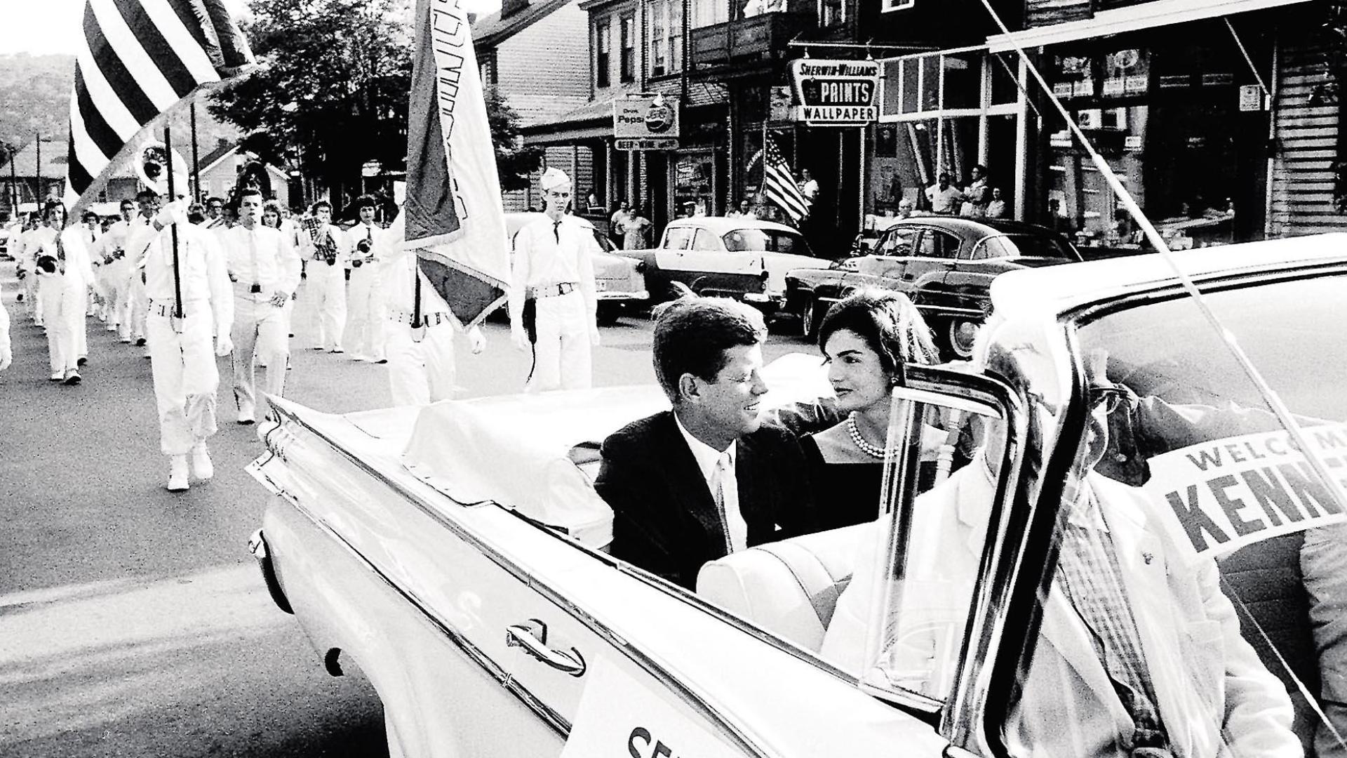 John F. Kennedy y Jackie Kennedy en Wheeling, West Virginia, durante su gira de campaña presidencial