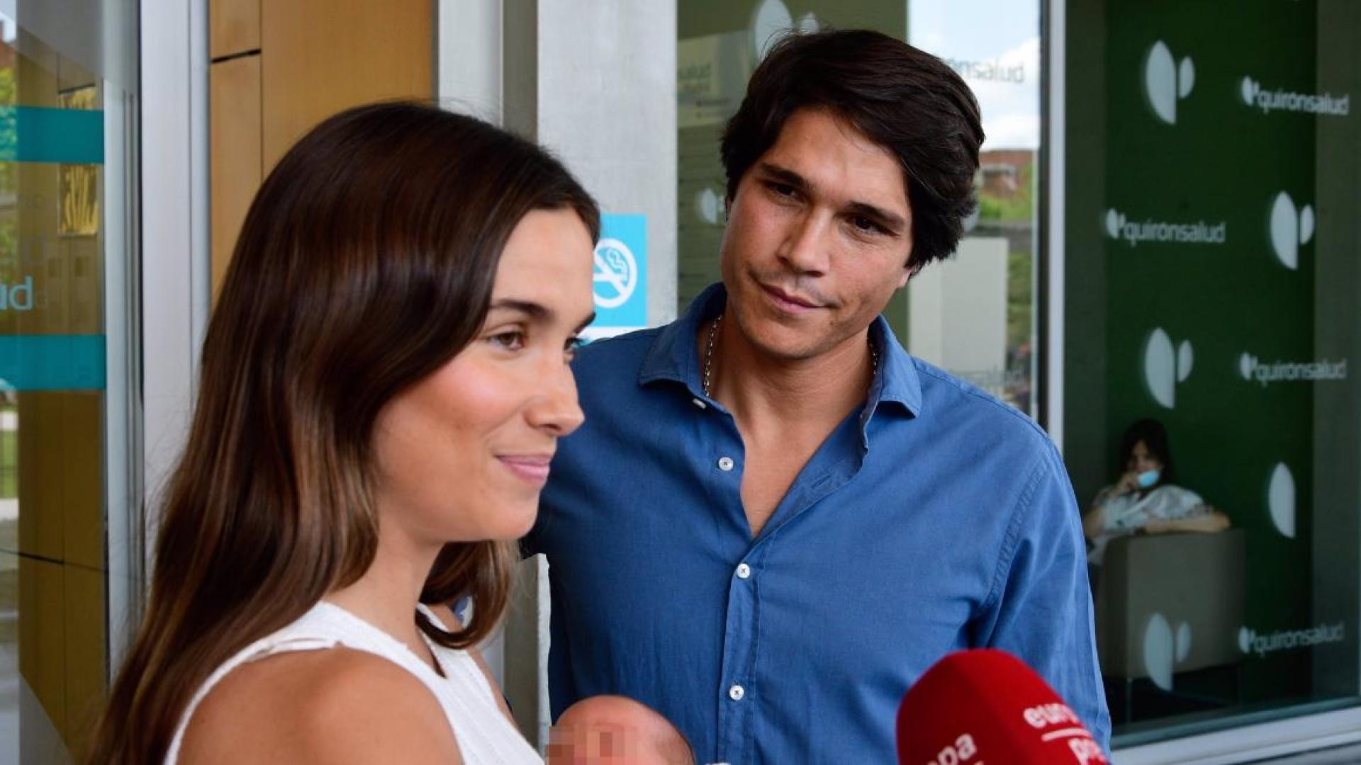 María Pombo, con su hija y su marido a la salida del hospital
