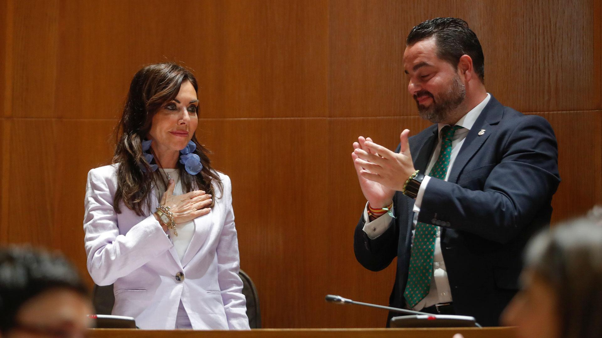 La diputada de VOX Marta Fernández, es aplaudida por su compañero de partido David Arranz tras ser nombrada Presidenta de las Cortes durante el pleno de constitución del parlamento aragónes, este viernes