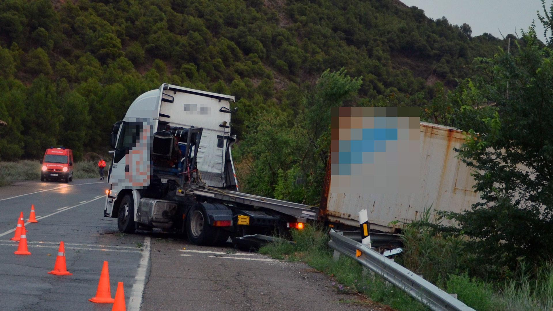 Camión que se salió de la vía en la carretera NA-134 y cuyo conductor fue denunciado