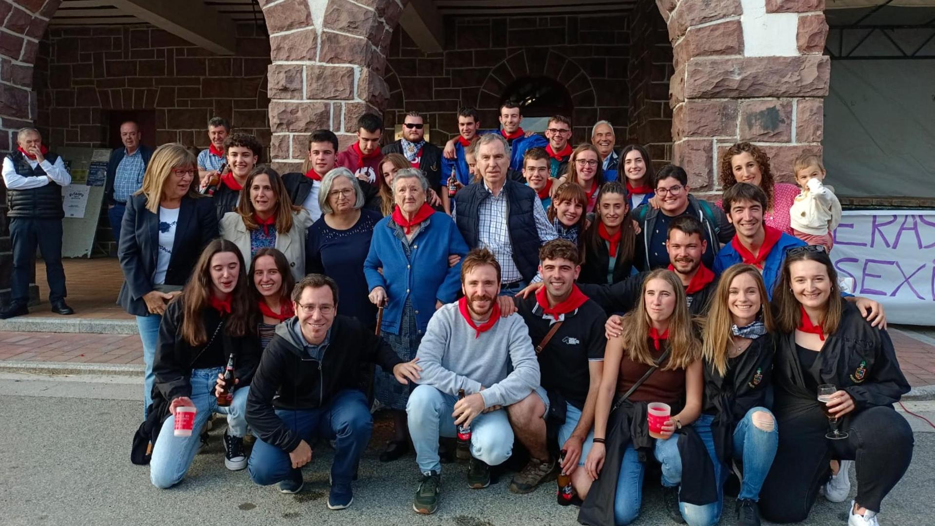 María Luisa Ibáñez (en el centro, con bastón) posa junto a familiares, amigos y la juventud de Burguete en el inicio de las fiestas