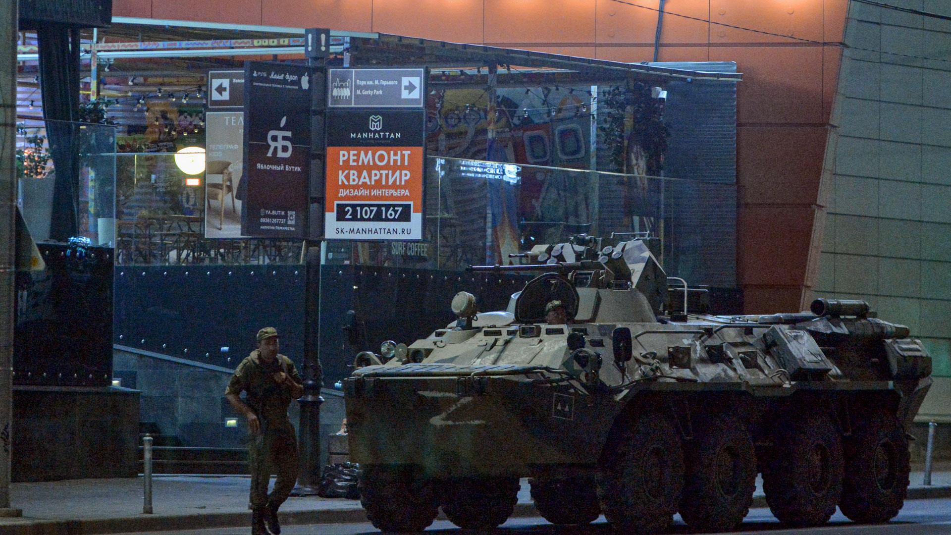 Militares rusos bloquean una calle en el centro de Rostov después de que una compañía del Grupo Wagner haya ocupado el edificio del cuartel general del Distrito Militar del Sur