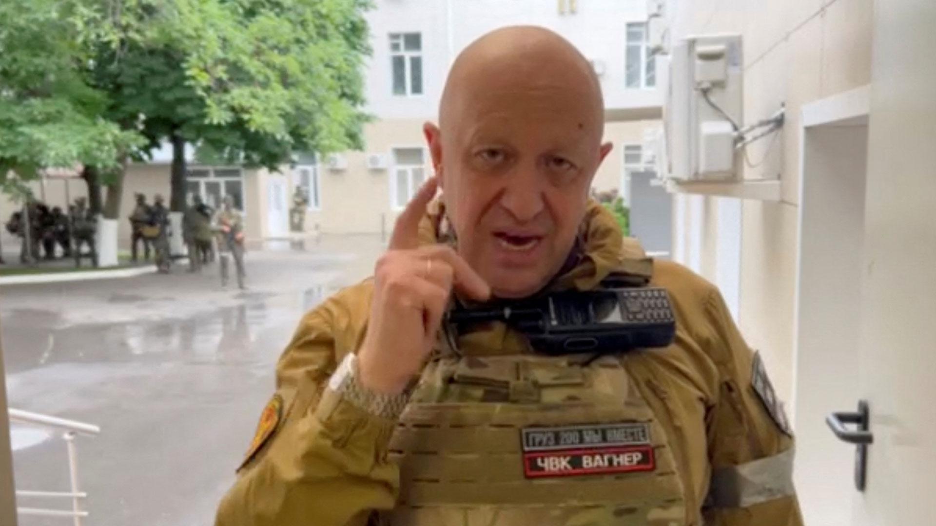 El fundador del grupo de mercenarios privados Wagner, Yevgeny Prigozhin, habla en la sede del centro de mando militar del ejército del sur de Rusia, en la ciudad de Rostov, en esta imagen fija tomada de un video publicado el 24 de junio de 2023