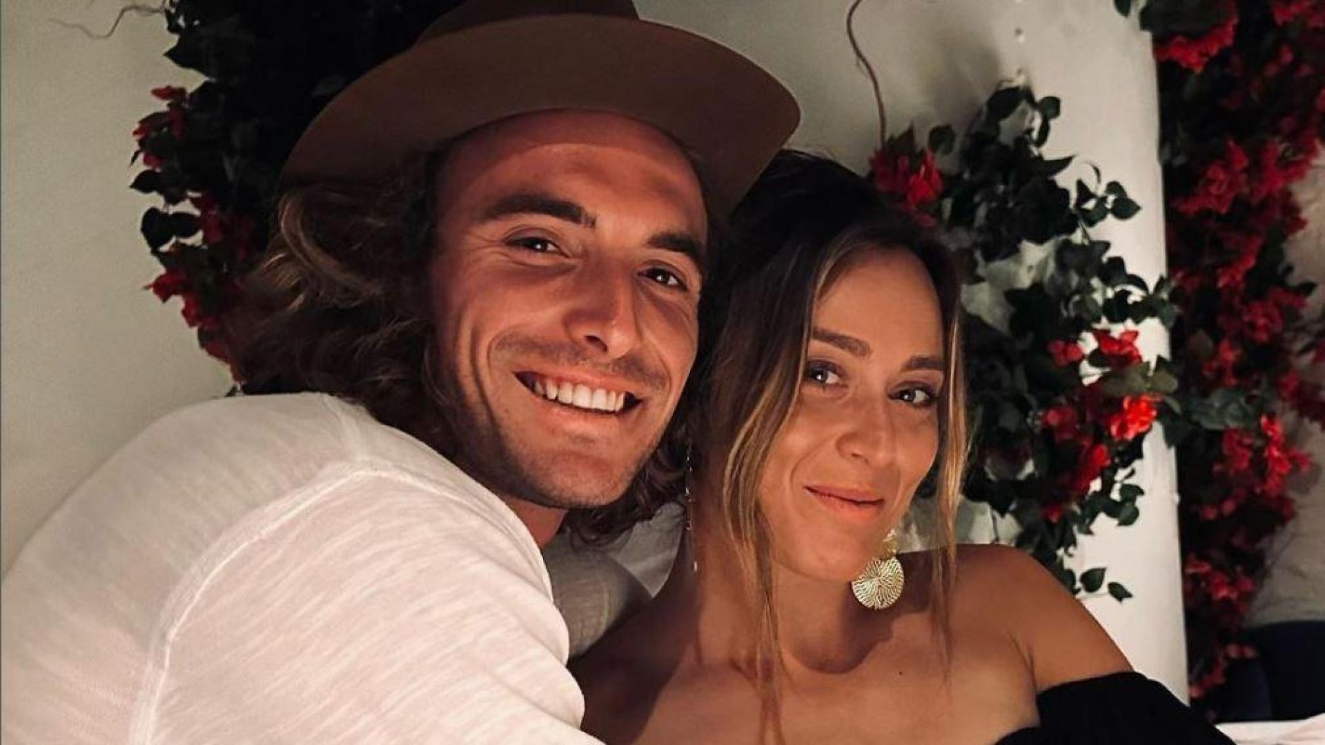 La pareja de tenistas Paula Badosa y Stefanos Tsitsipas posan para una foto