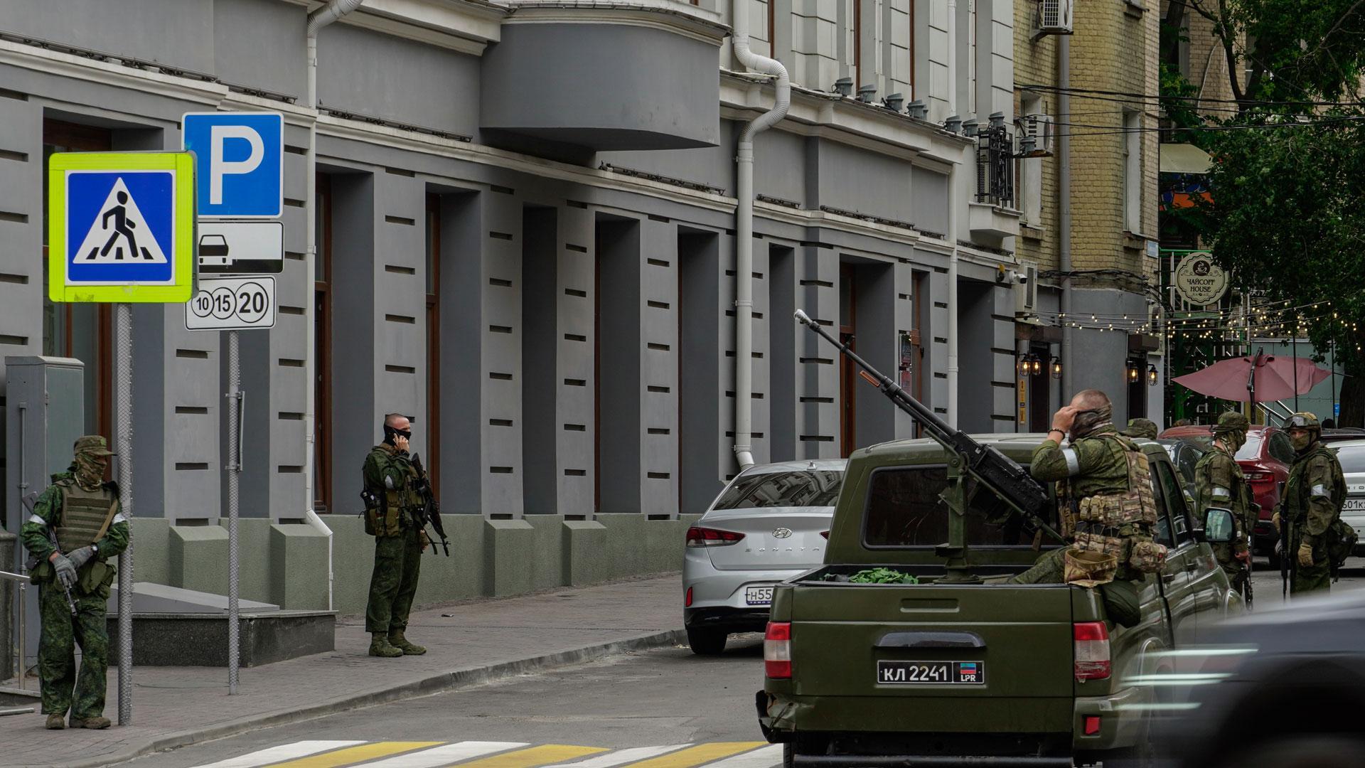 Tras un fulgurante avance durante buena parte del día de ayer hacia Moscú de unos 5.000 mercenarios del grupo Wagner armados hasta los dientes, su jefe, Evgueni Prigozhin, publicó a última hora de la tarde un nuevo audio para anunciar el fin de su rebelión
