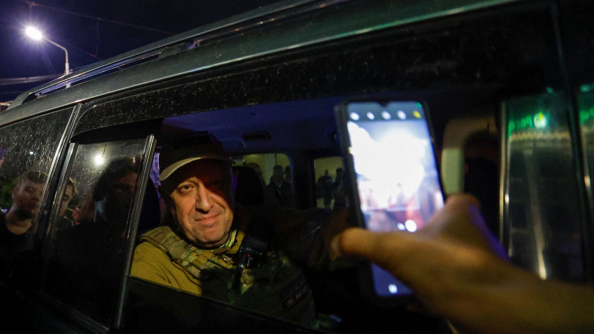 El jefe mercenario del grupo Wagner, Yevgeny Prigozhin, abandona la sede del Distrito Militar del Sur en medio de la retirada del grupo de la ciudad de Rostov-on-Don (Rusia) tras poner fin a su rebelión contra Putin