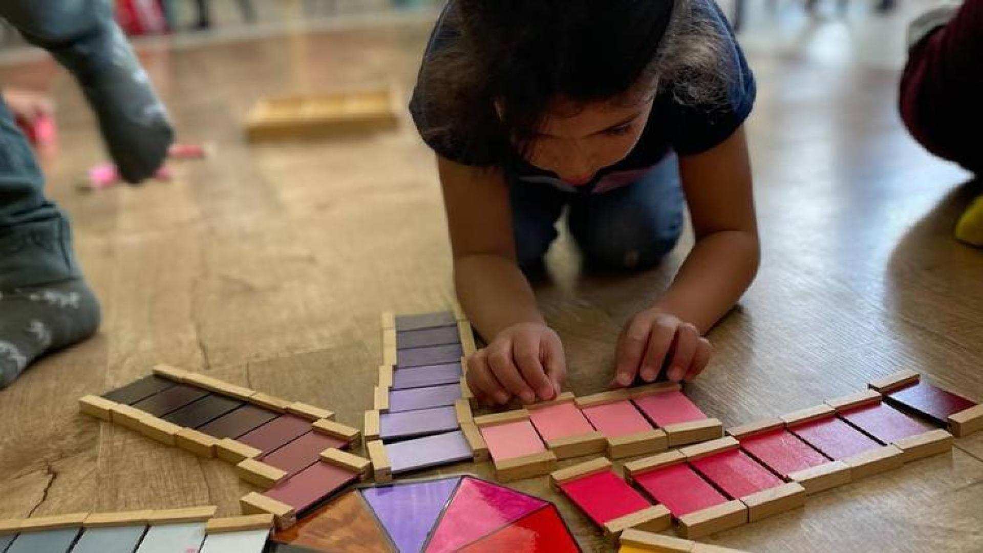 Una niña juega con colores en el colegio público San Benito de Madrid, que ha incorporado el método Montessori a la educación infantil