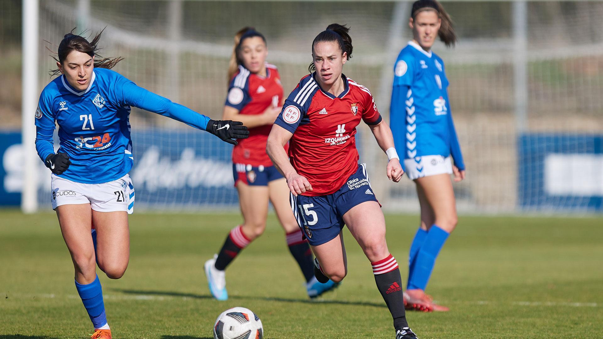 Leyre Fernández conduce el balón en un partido disputado en Tajonar tras regresar de su lesión