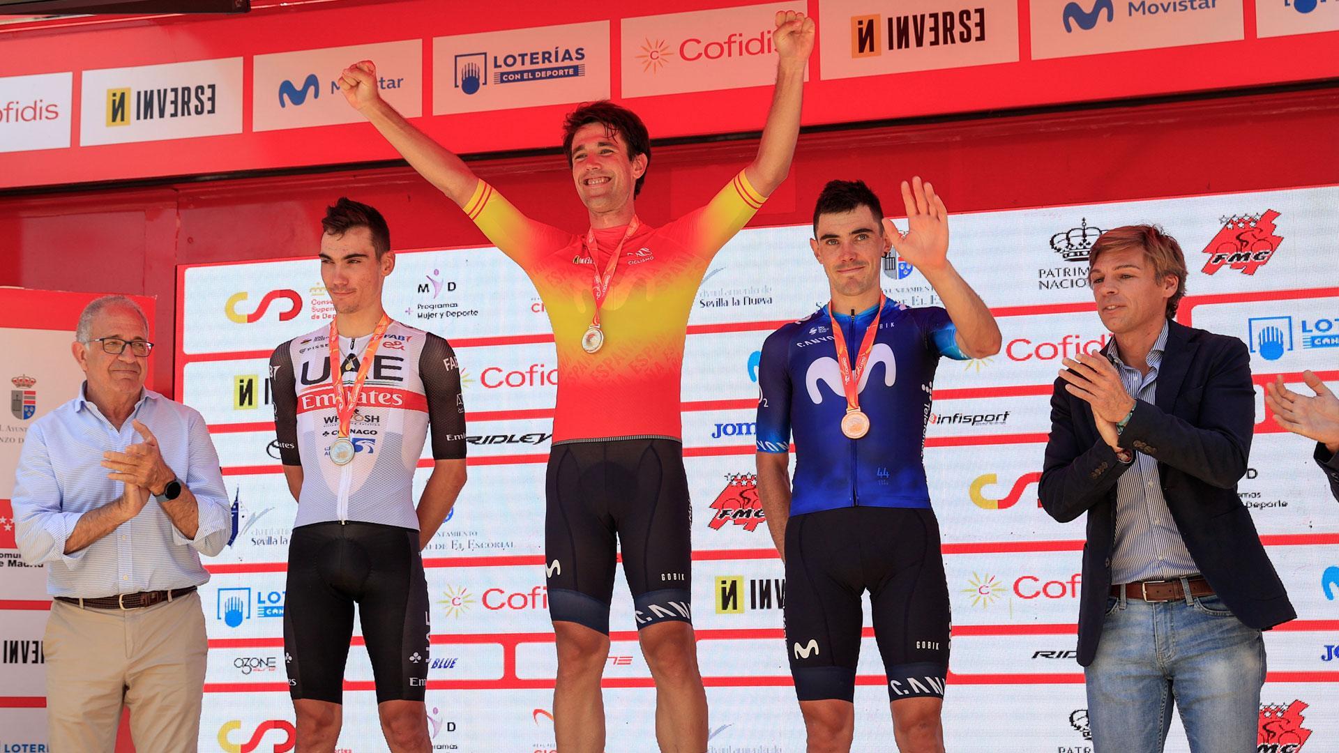 El ciclista Oier Lazkano (c), en el podio como vencedor en la prueba en línea Élite UCI-Élite masculina del Campeonato de España, junto a Juan Ayuso (i), segundo, y Alex Aramburu (d) tercero, este domingo en San Lorenzo de El Escorial
