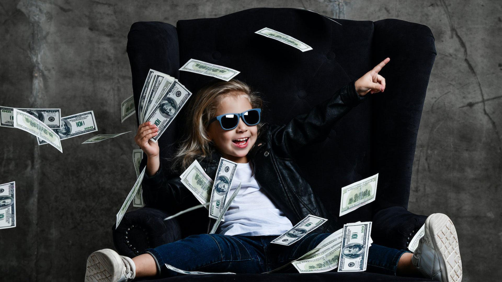 Dar algo de dinero semanalmente a nuestros hijos es una excelente oportunidad de que aprendan a consumir y a ahorrar