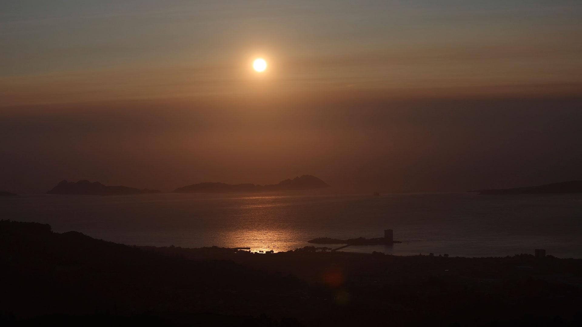 Vista del humo de los incenidos de Canadá en Vigo