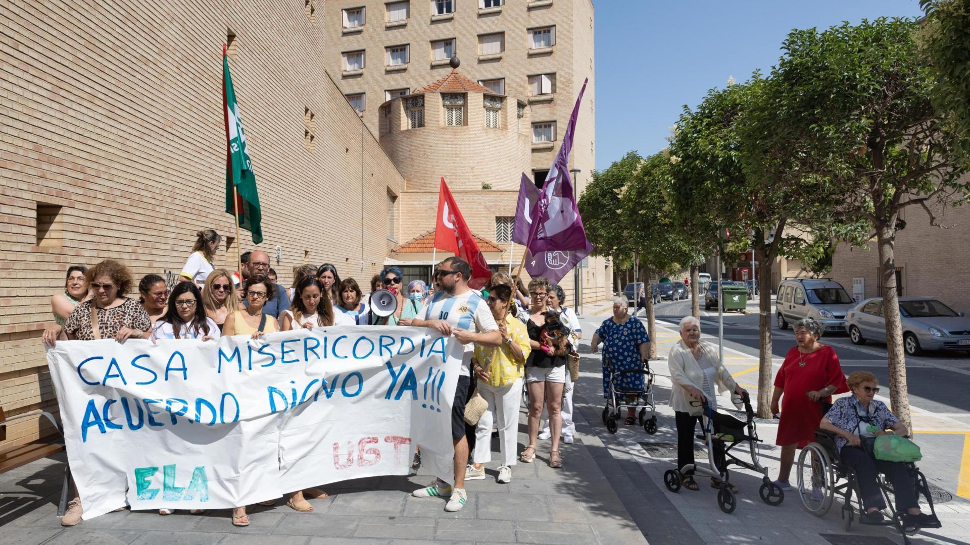 Imagen de los trabajadores y trabajadoras de la Real Casa de Misericordia de Tudela que se concentraron este lunes ante la puerta de la residencia
