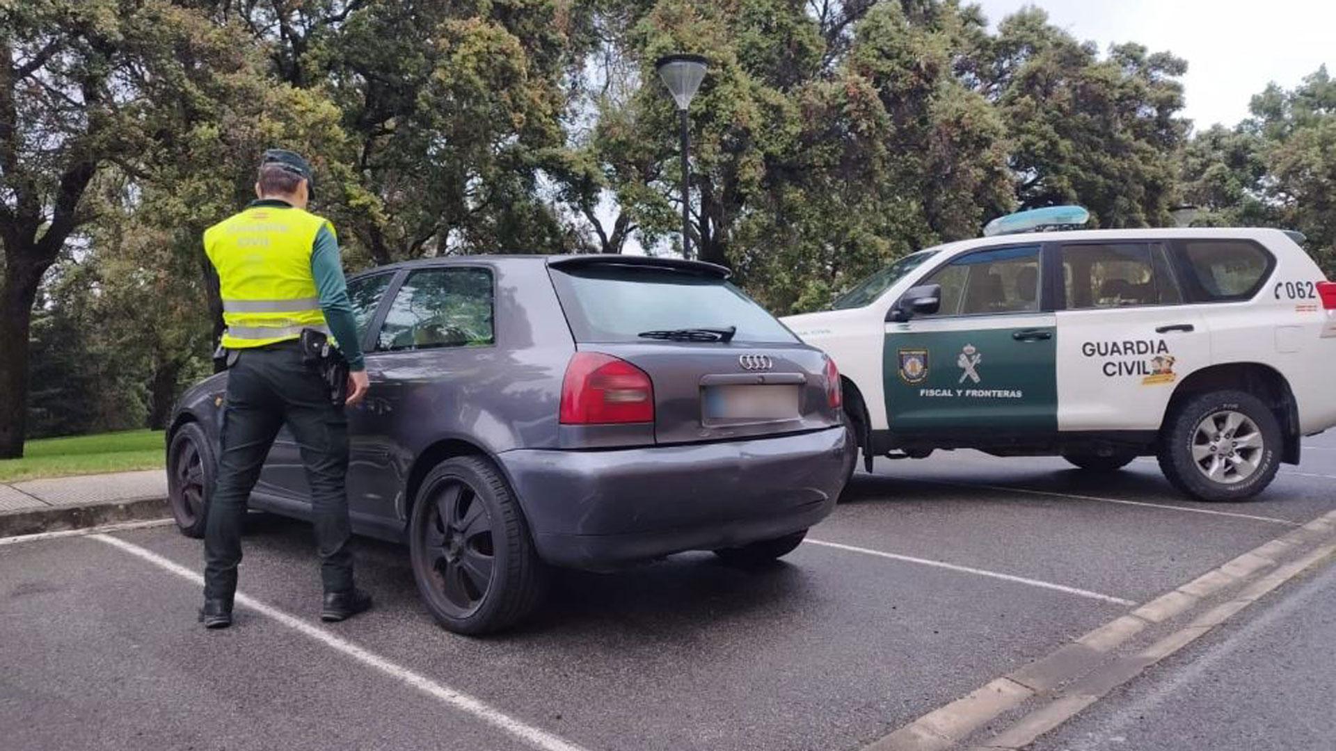 Investigado un vecino de Pamplona por circular con una pegatina de la ITV falsa, sin seguro y sin puntos