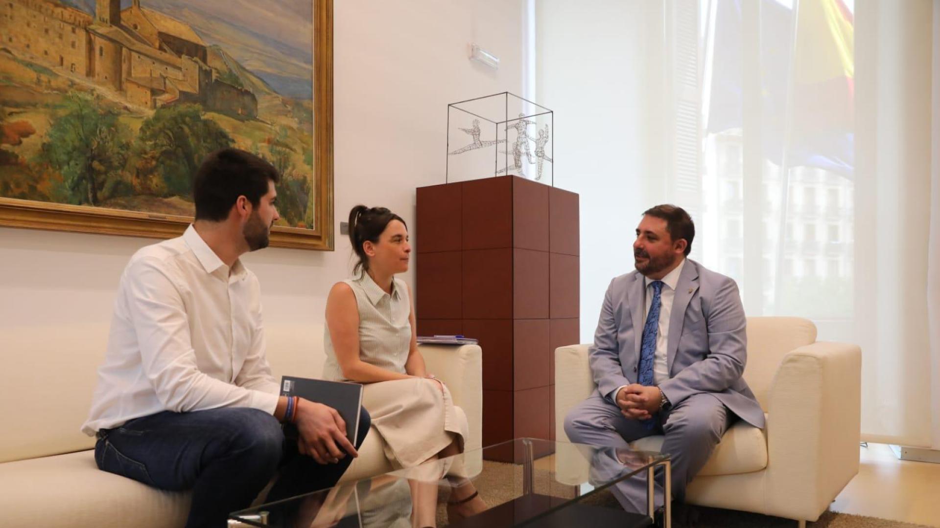 Reunión de Carlos Guzmán y Begoña Alfaro de Contigo Navarra con el presidente del Parlamento de Navarra, Unai Hualde