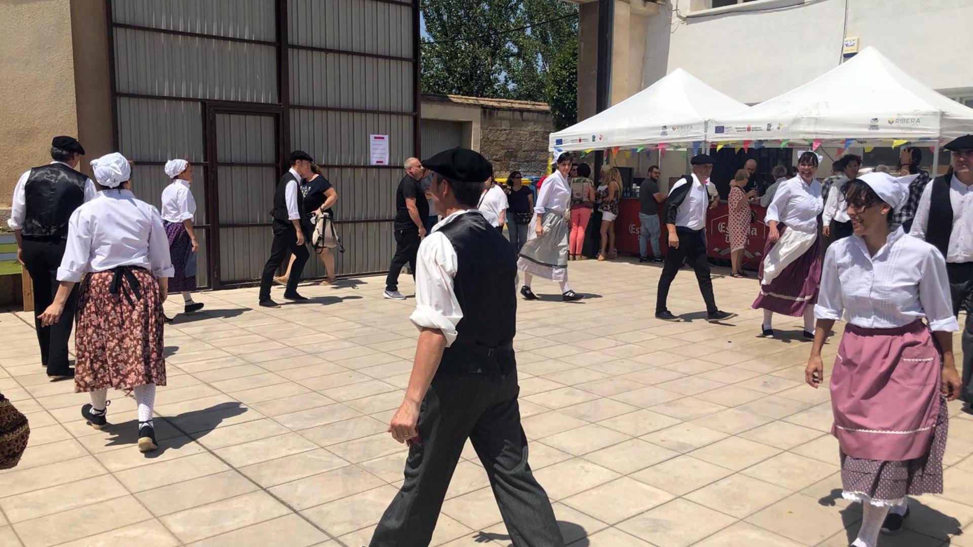 Actuación del grupo de danzas Muga en el patio de Villa Javier durante las Fiestas de San Pedro del pasado año