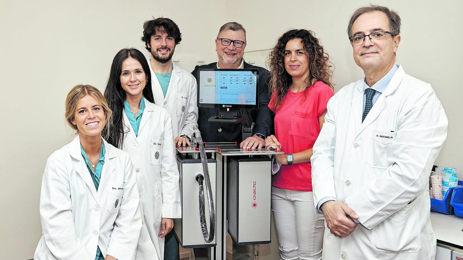 Blanca Gómez, Naroa Romero, Íñigo Arroyo, Dnaiel Cortázar, Ana Megía y Bernardo Hontanilla, junto al aparato de plasma.