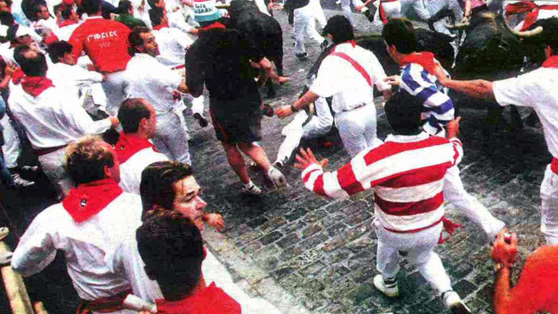LA CORNADA. En el centro de la imagen, el toro de Jandilla cornea en el muslo izquierdo
al pamplonés Juan Gazpio Irujo, al final de la Estafeta y entre docenas de corredores