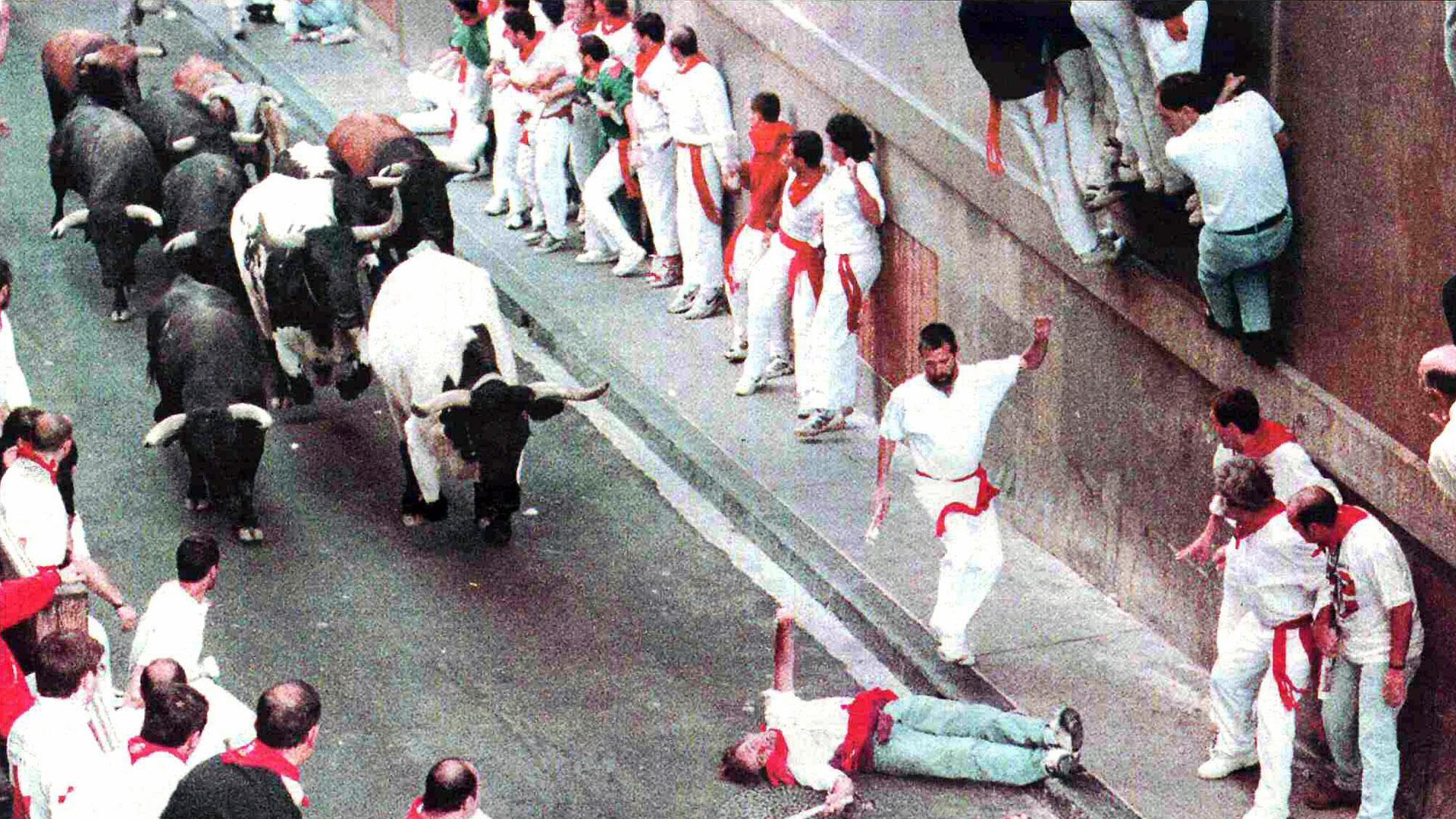 HERIDO GRAVE POR UN MANSO. El corredor galés de 40 años Rob Jones. tendido en Santo Domingo tras ser arrollado por un manso que se estrené en el encierro