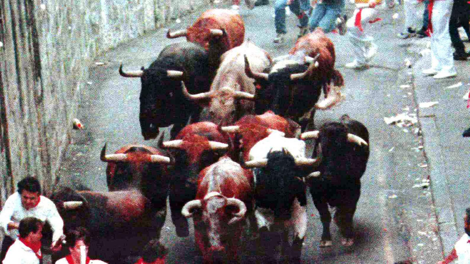 CONTRA LA PARED. «Saltillo», el toro situado a la izquierda de la imagen, arrolla y lanza contra la pared al madrileño Víctor Arlegui