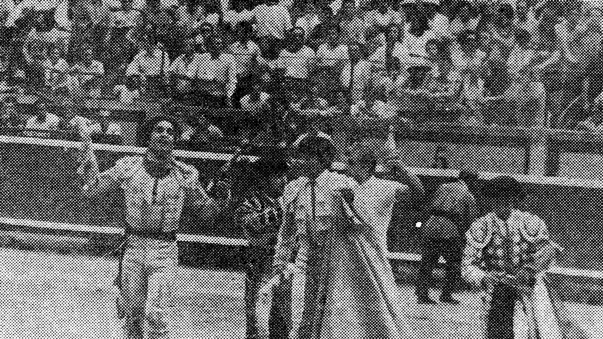 El espada de Bujalance comienza a dar la vuelta al ruedo vestido de torero y termina de
pamplonica