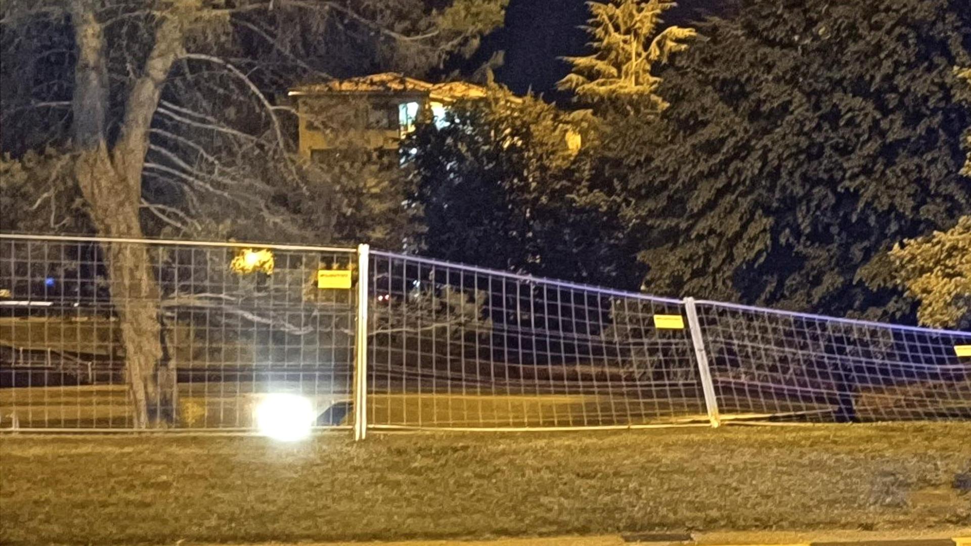 Vallas colocadas en la Vuelta del Castillo, contra las que chocó una motocicleta