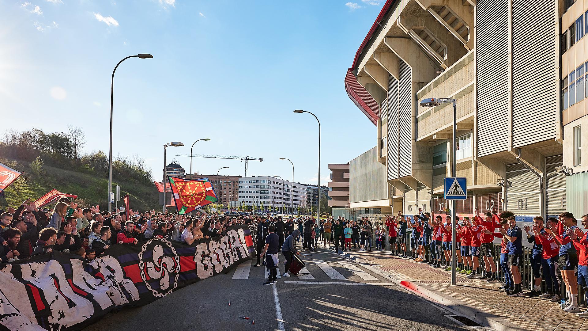 Los jugadores de Osasuna, a la derecha, junto a los aficionados la víspera del choque de vuelta de la Copa del Rey que disputaron en San Mamés