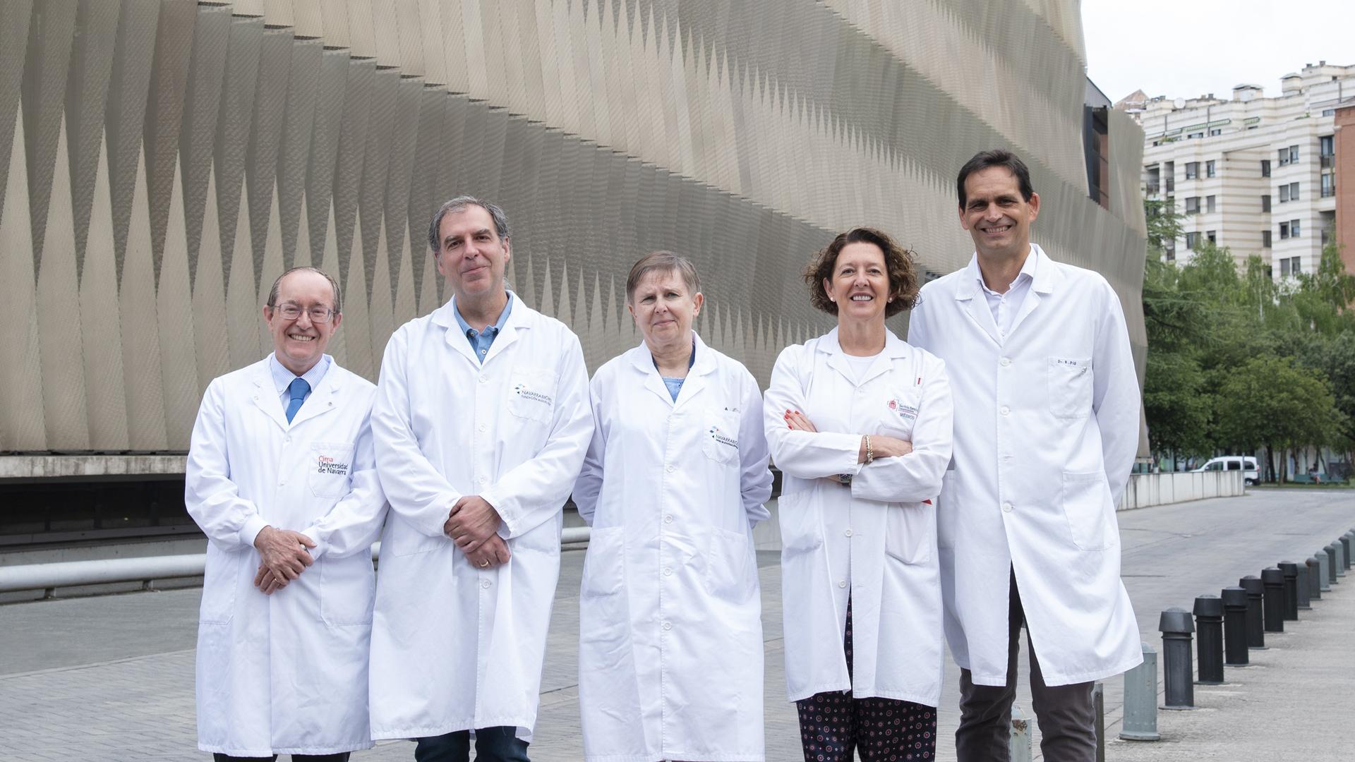 De izquierda a derecha, Luis Montuenga (Cima), David Escors y Grazyna Kochan (Navarrabiomed), Ruth Vera (HUN) y Rubén Pío (Cima).