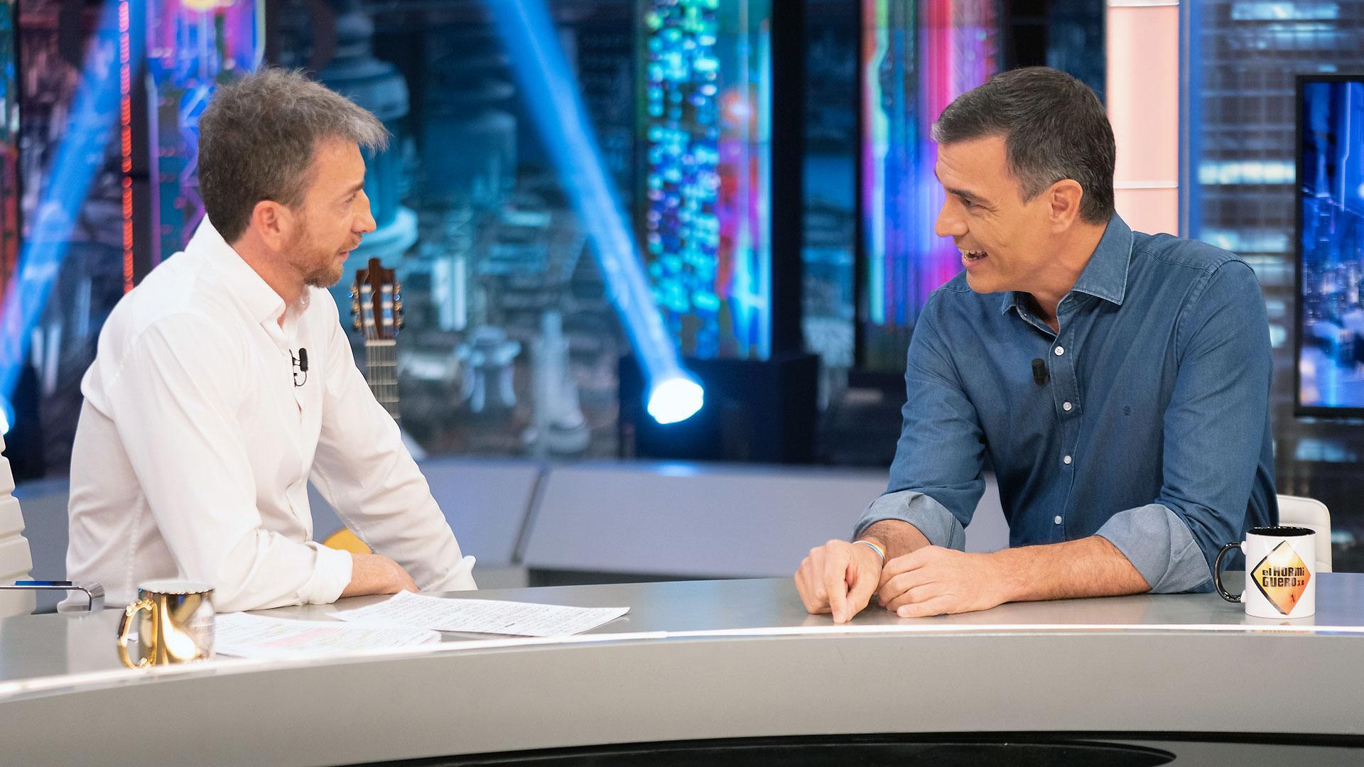 Pablo Motos (izda.), durante su entrevista a Pedro Sánchez en 'El Hormiguero'