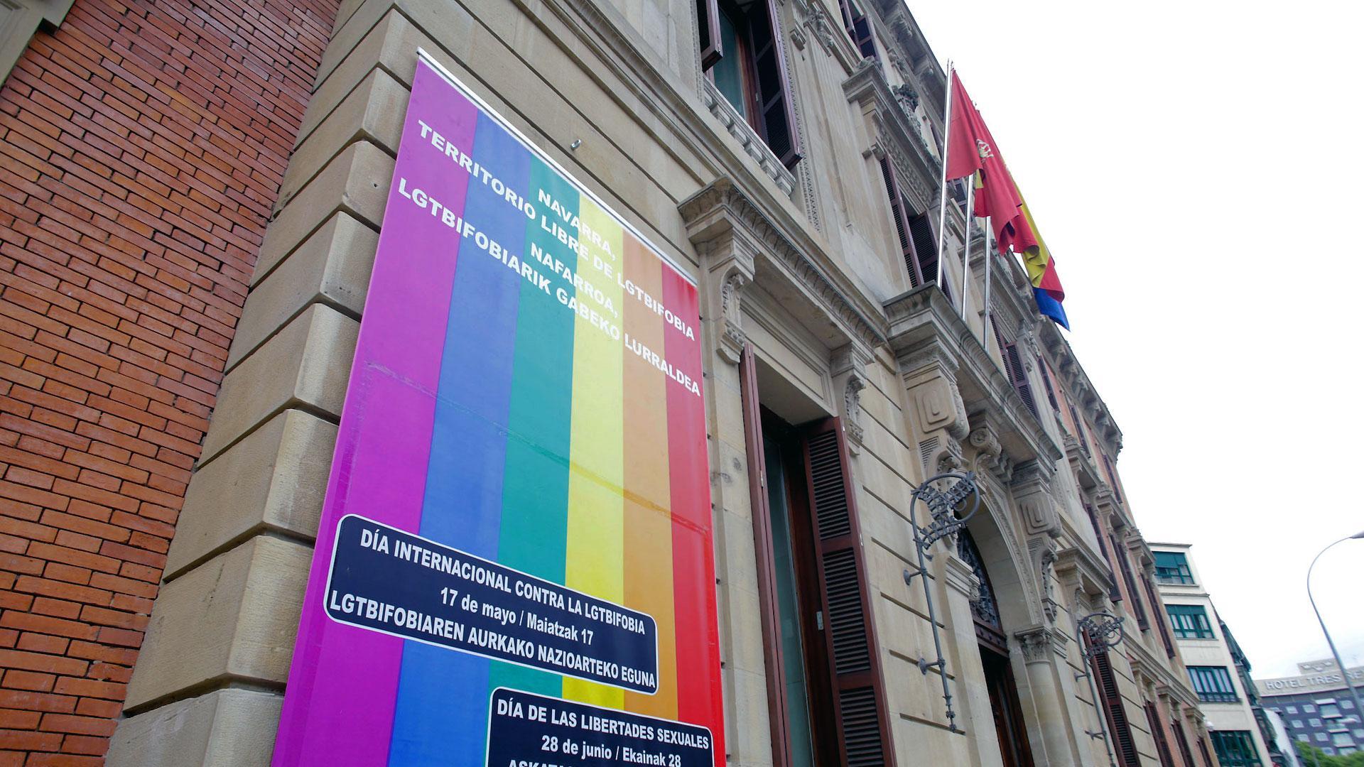 Lona arco iris instalada en la fachada del Parlamento de Navarra con motivo del Día Internacional del Orgullo LGTBI+