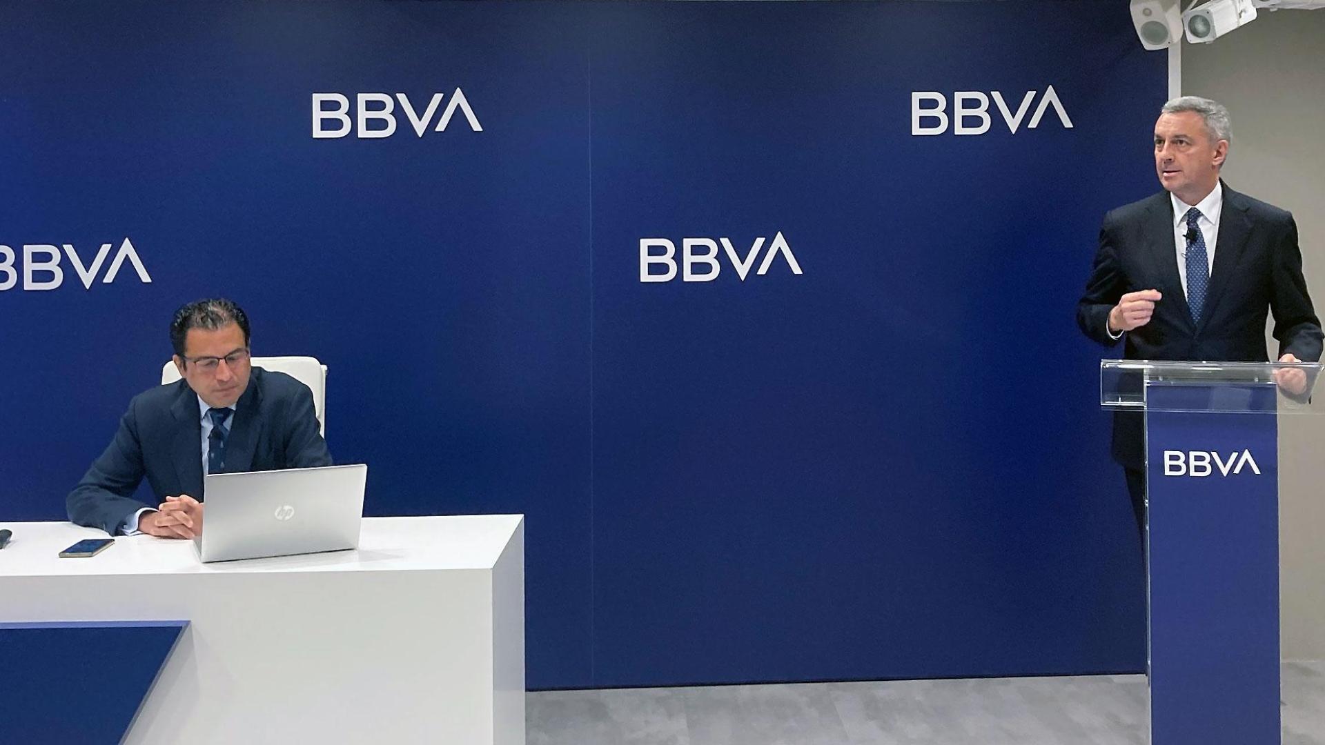 El economista jefe para España de BBVA Research, Miguel Cardoso (izda.), acompañado por el director de BBVA en Catalunya, José Ballester