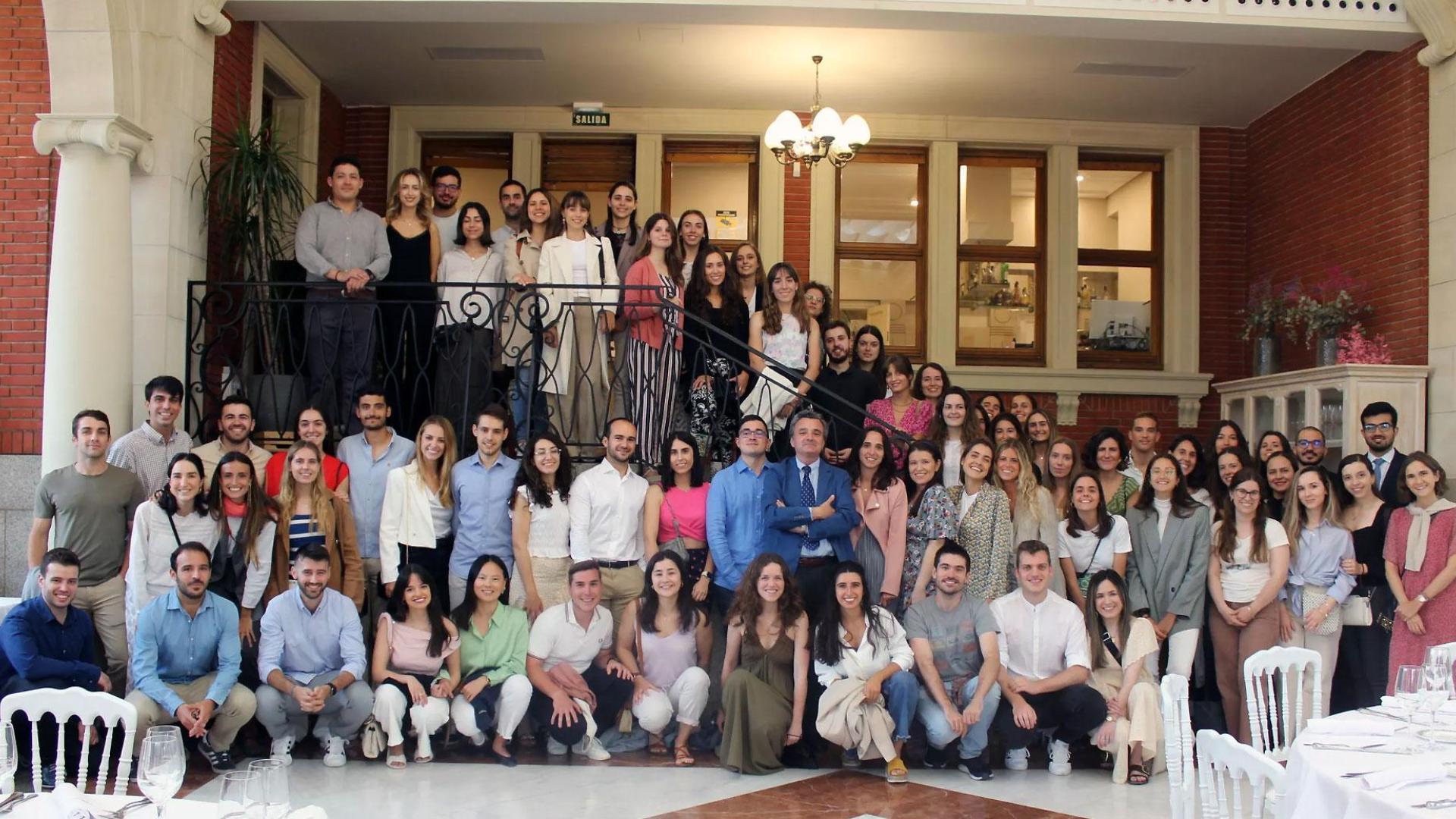 Foto de familia del acto de bienvenida en el Colegio de Médicos de Navarra a los 120 nuevos médicos internos residentes