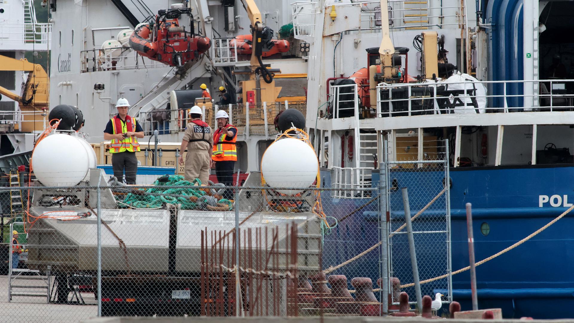 Trabajadores del Polar Prince trabajan en el barco tras recuperar los restos del Titan en el puerto de San Juan de Terranova