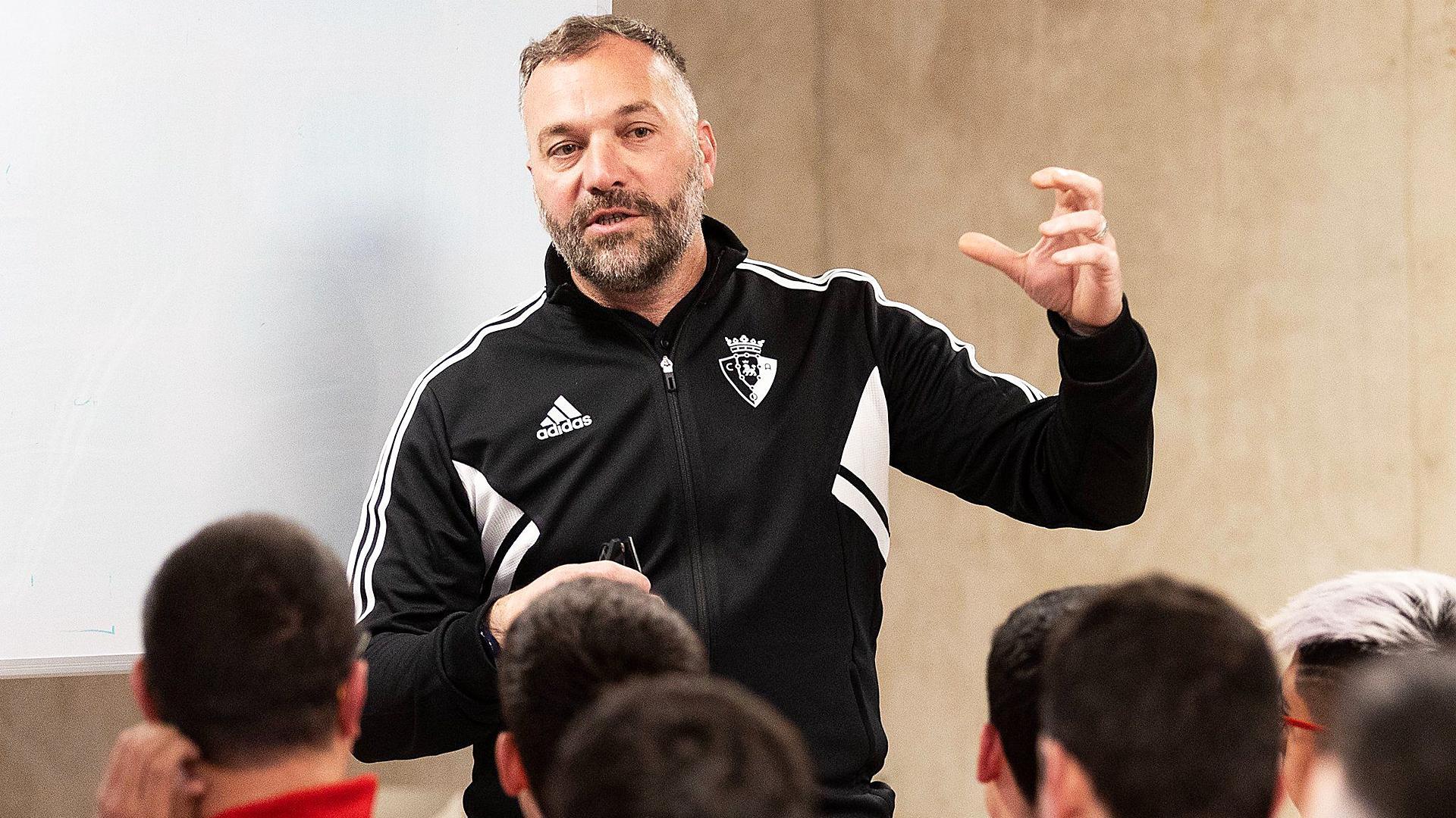 Josu Domínguez, durante una chara a los componente de Osasuna Genuine