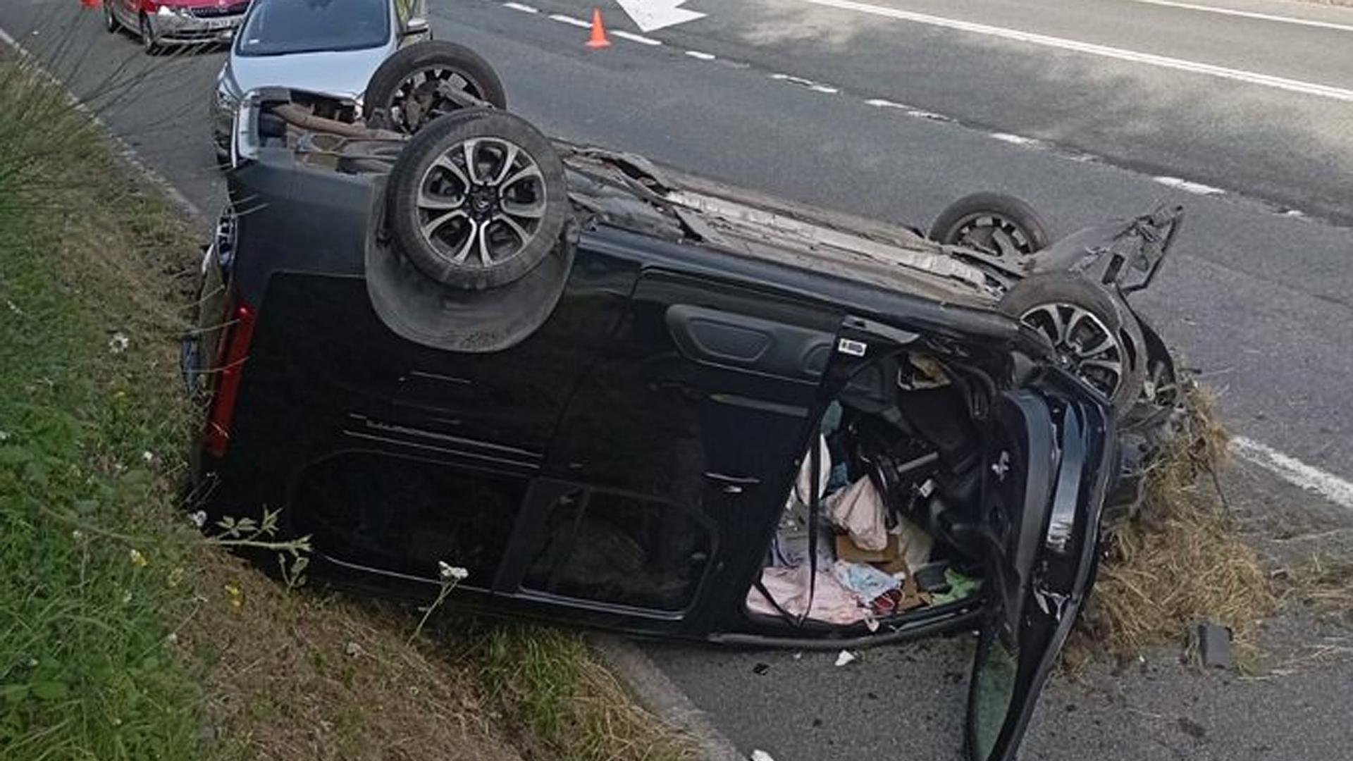 Estado en el que quedó el automóvol tras volcar en la entrada de la boca sur del túnel de Belate