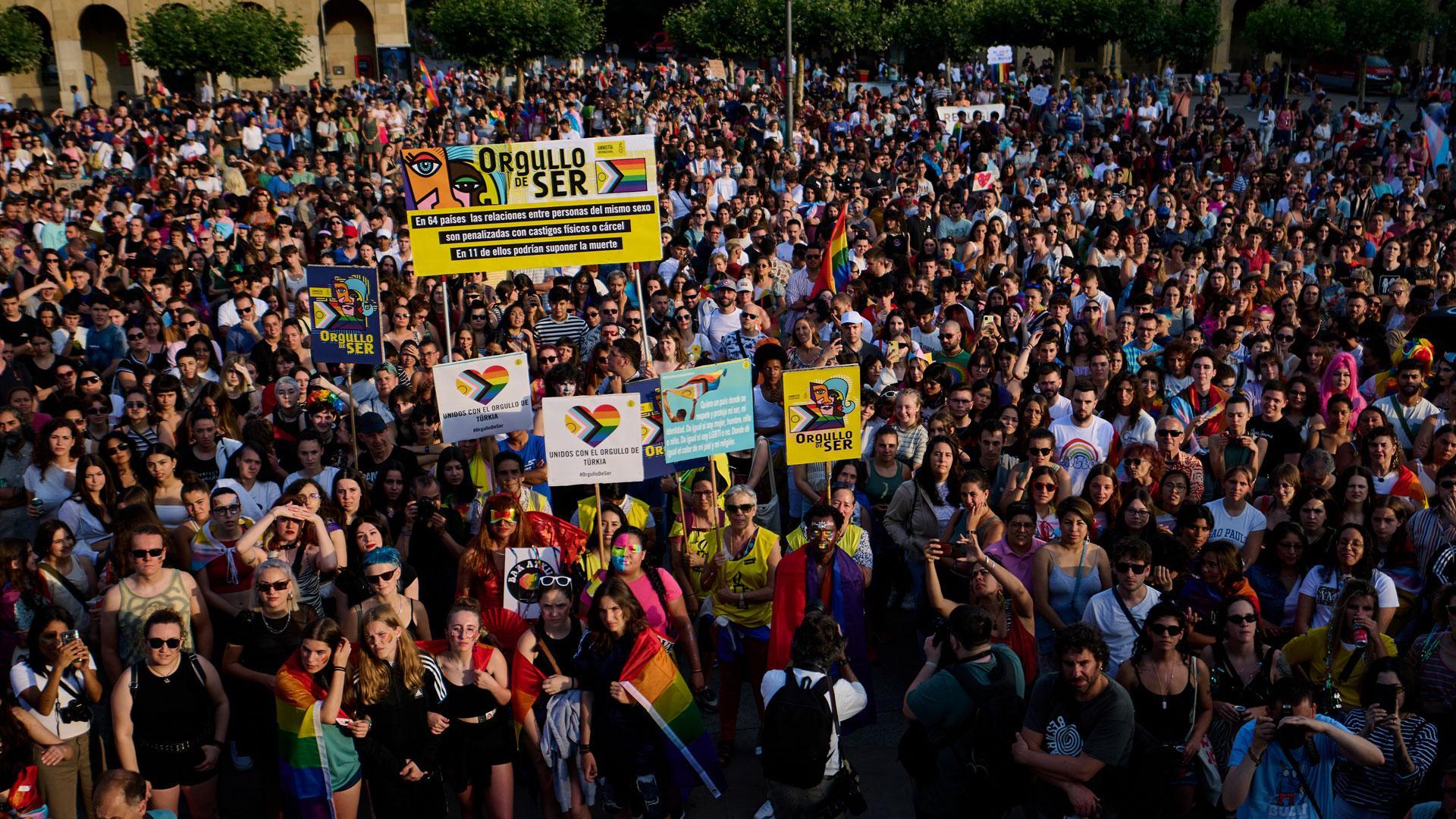 La manifestación por el ‘Día del Orgullo’ terminó en la Plaza del Castillo de Pamplona.