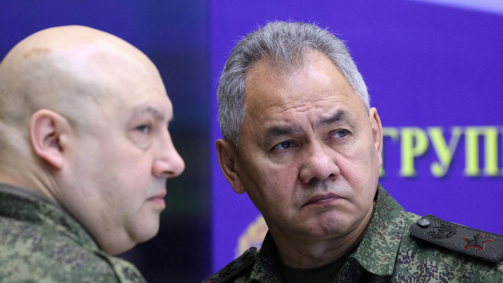 El ministro de Defensa, Sergei Shoigu, junto al general Sergei Surovikin
