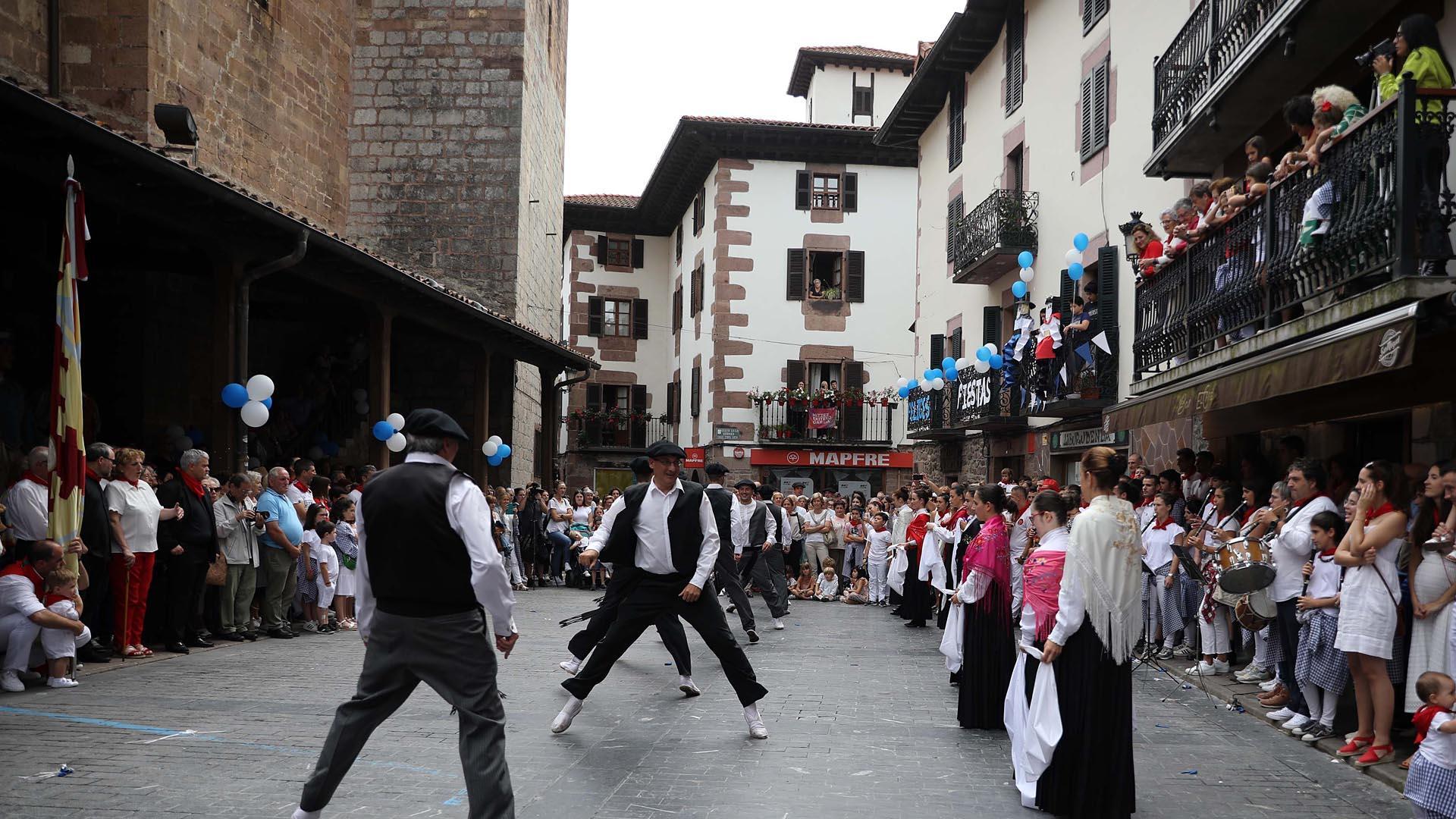 Santesteban honra este jueves a su patrón, San Pedro, con el baile de la bandera y la interpretación del Trapatan