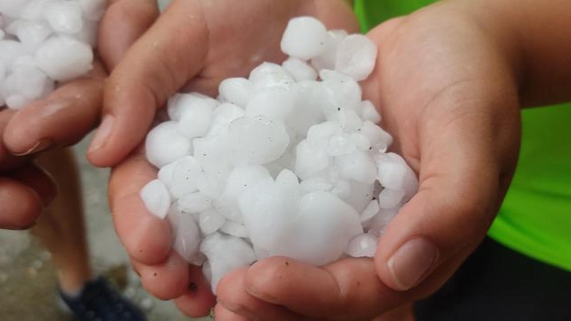 El granizo ha dañado la chapa de algunos vehículos y hay que esperar a ver los efectos que ha tenido en el campo