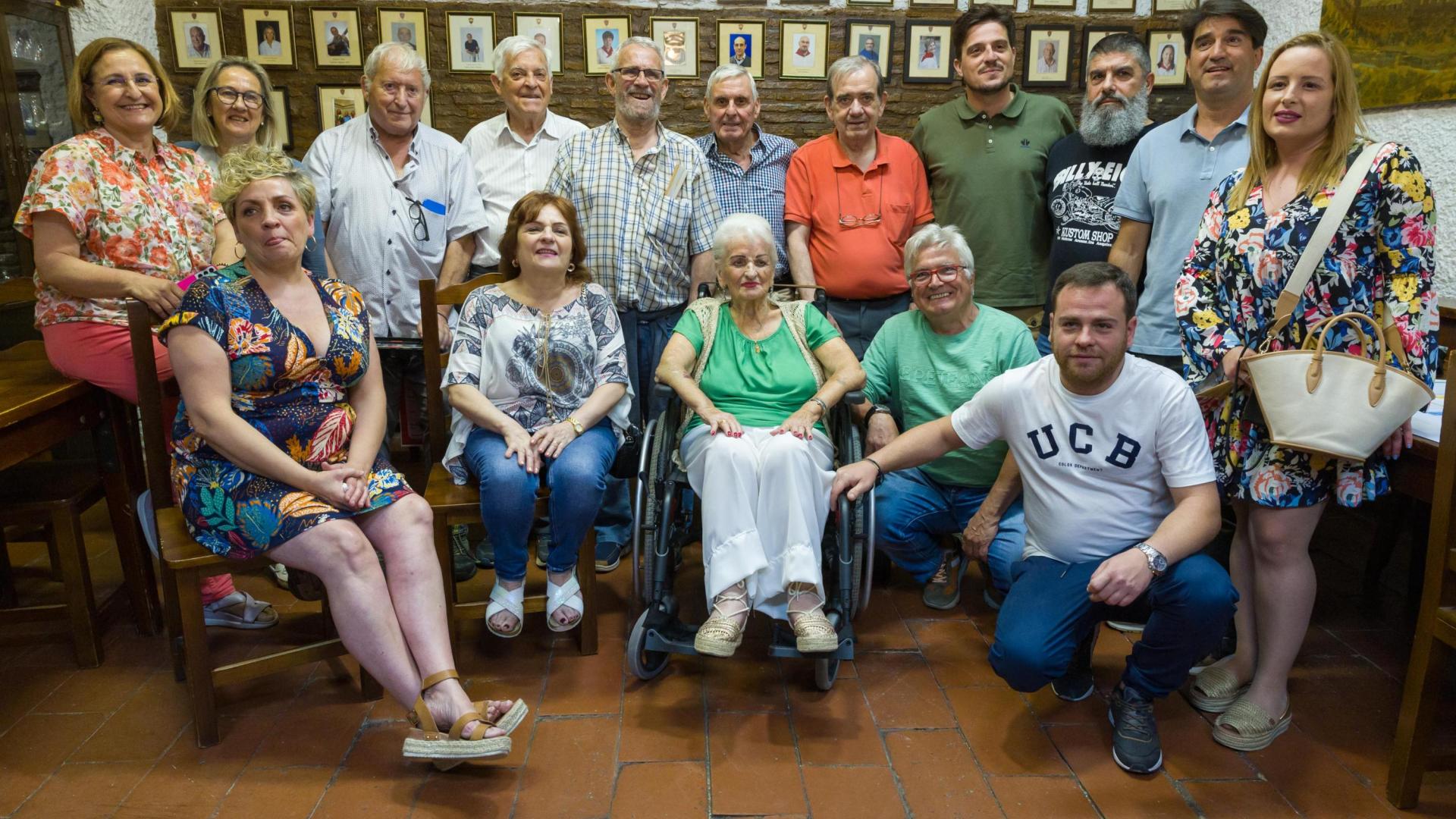 A: BLANCA ALDANONDO
F: 29/06/2023
P: EN EL CENTRO, JOSEFINA JIMENEZ MAROTO "LA COSCOLINA" TUDELANA POPULAR, JUNTO A SUS HIJOS, DIRECTIVOS DE LA PEÑA Y TUDELANOS POPULARES DE OTRA EDICIONES
L: TUDELA
T: PEÑA CIUDAD DEPEORTIVA, PRESENTACION DE LA TUDELANA POPULAR PARA FIESTAS DE SANTA ANA, LA COSCOLINA