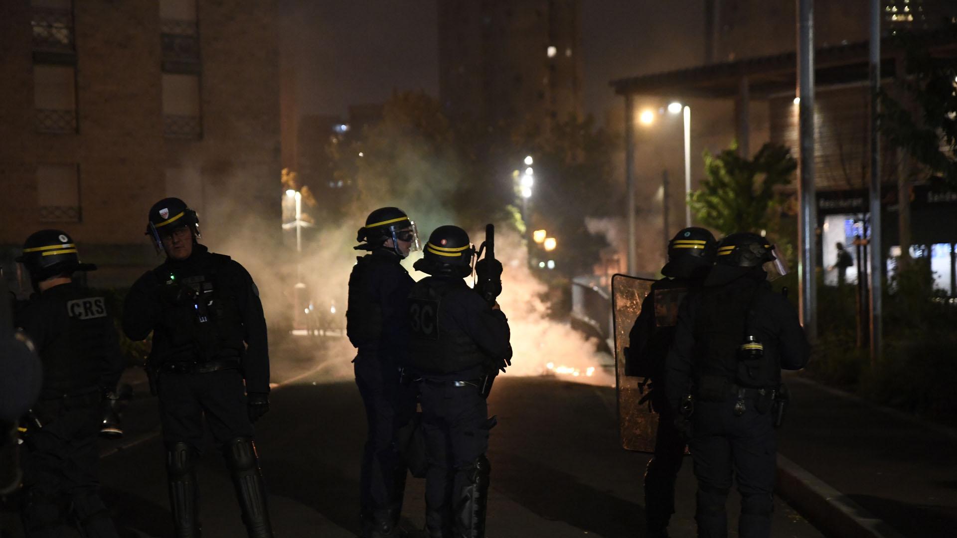 La policía antidisturbios se enfrenta a manifestantes en Nanterre, cerca de París, Francia