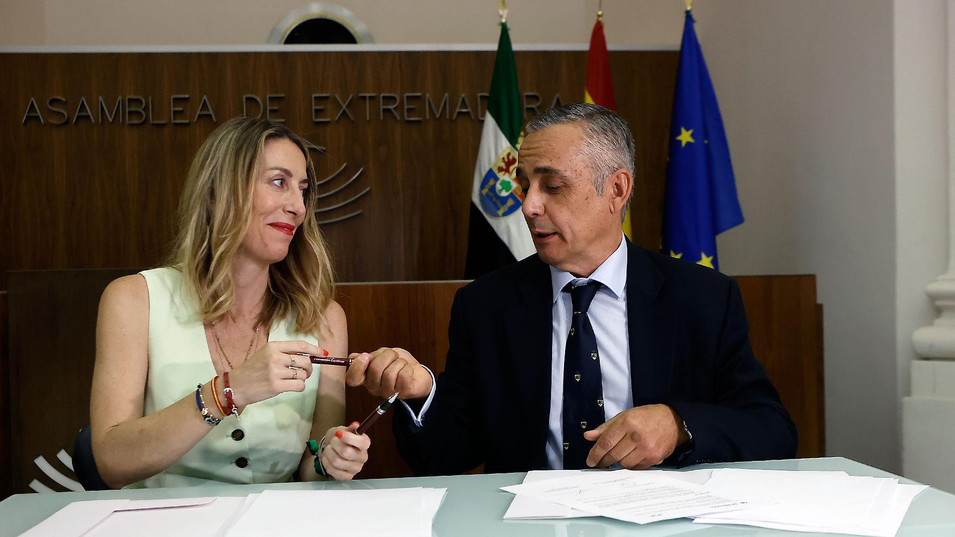 La presidenta del PP de Extremadura, María Guardiola, y el portavoz de Vox en la Asamblea de Extremadura, Ángel Pelayo Gordillo, durante la firma del acuerdo entre PP y Vox para gobernar en coalición Extremadura