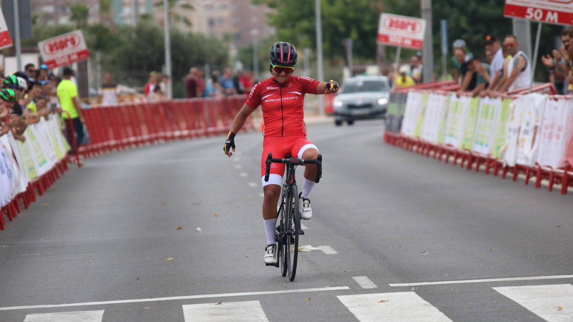 La ciclista navarra Paula Ostiz entra en solitario en la meta de la prueba en ruta de Cartagena (Murcia)