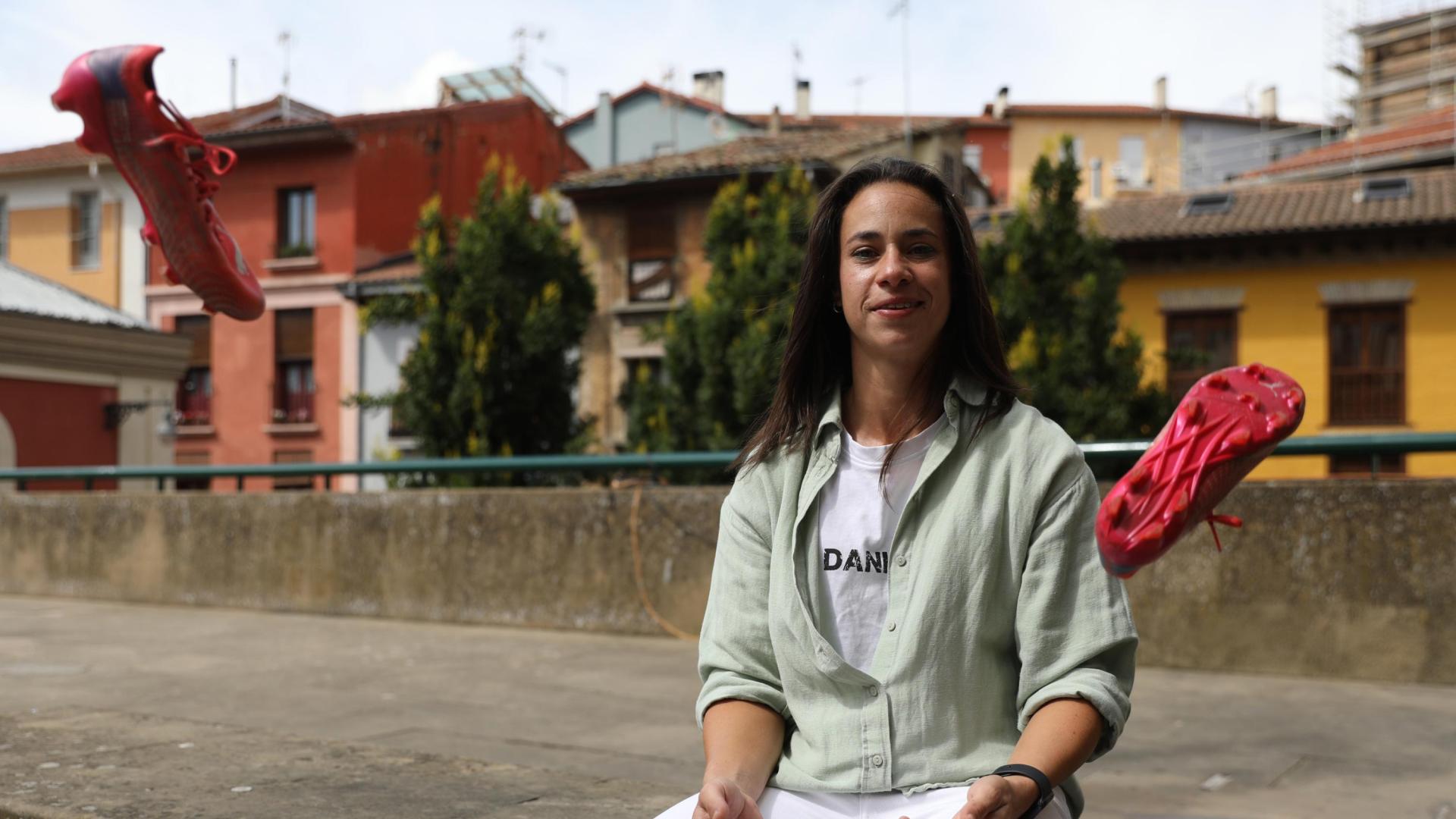 Leyre Fernández lanza sus botas al aire en la plaza de Los Burgos, donde vivió hasta los 14 años y empezó a jugar al fútbol con otros niños, entre ellos Iñaki Williams.	eduardo buxens